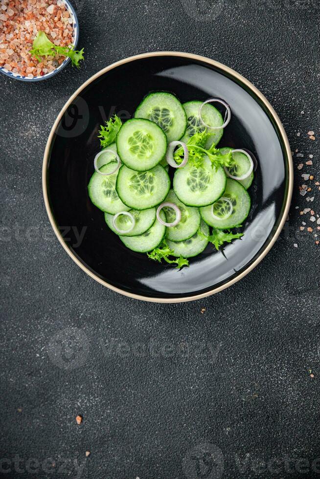 Gurke Grün Salat frisch Gemüse Mahlzeit Essen Snack auf das Tabelle Kopieren Raum Essen Hintergrund rustikal oben Aussicht foto