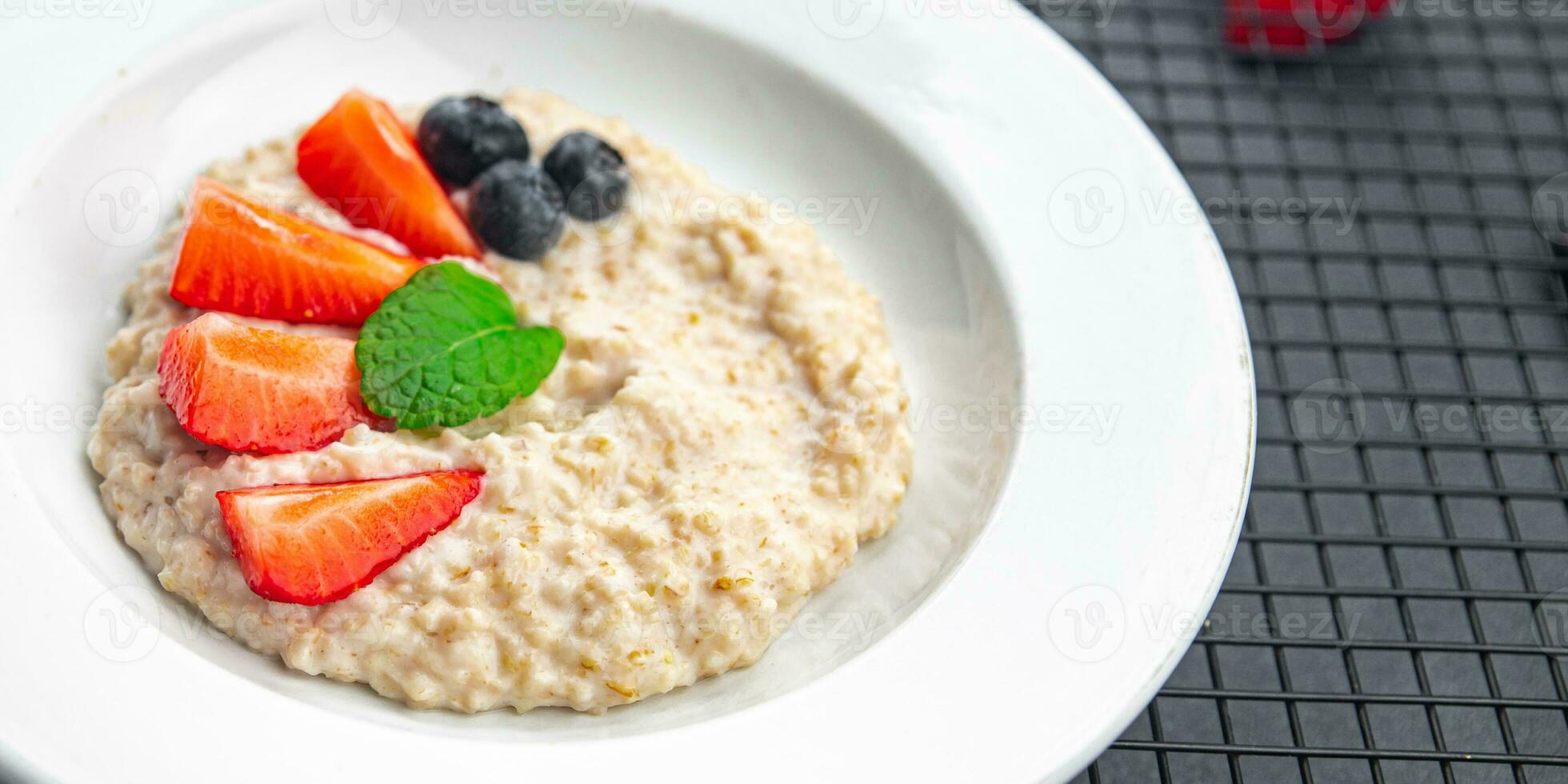 Haferflocken Haferbrei Frühstück Beeren gesund Mahlzeit Essen Snack auf das Tabelle Kopieren Raum Essen Hintergrund rustikal oben Aussicht foto