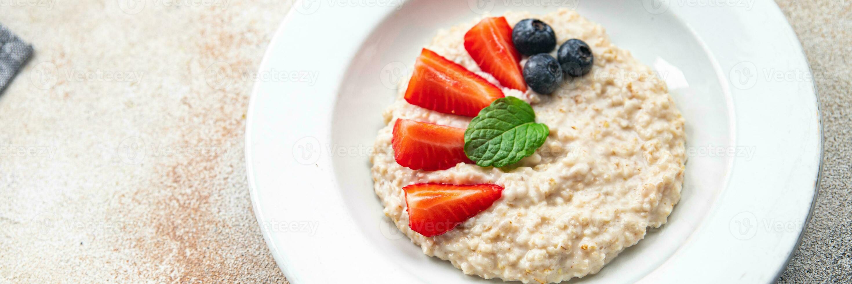 Haferflocken Haferbrei Frühstück Beeren gesund Mahlzeit Essen Snack auf das Tabelle Kopieren Raum Essen Hintergrund rustikal oben Aussicht foto