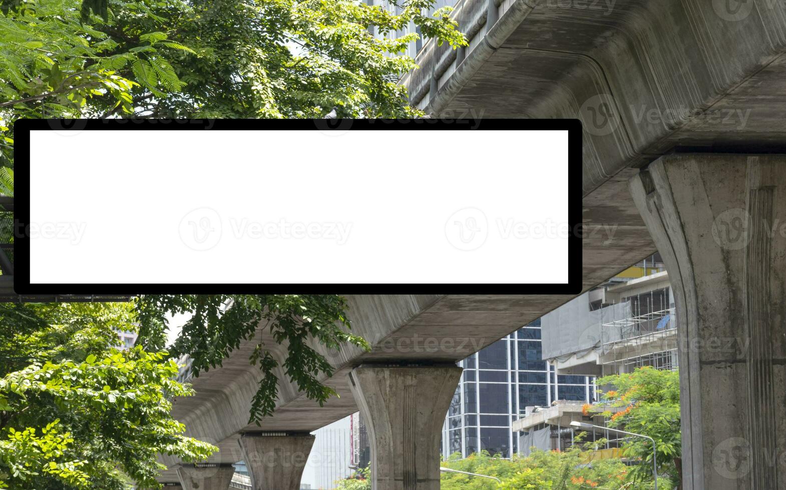 draussen LED Anzeige Plakatwand mit spotten oben Weiß Bildschirm auf Fußweg. Ausschnitt Pfad zum Attrappe, Lehrmodell, Simulation foto