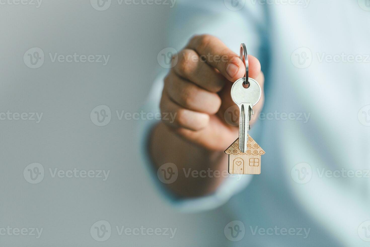 Schlüssel zu Ihre besitzen Zuhause im das Palme von das Mädchen und ein hölzern zum echt Nachlass mieten Eigentum. Haus Modell- und Schlüssel im Haus Tür. echt Nachlass Agent Angebot Haus, Eigentum Versicherung. foto