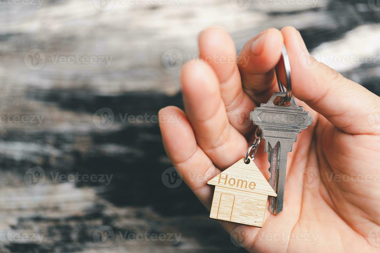 Haus Schlüssel auf ein Haus geformt Schlüsselbund ruhen auf hölzern Dielen Konzept zum echt Nachlass mieten Eigentum. Haus Modell- und Schlüssel im Haus Tür. echt Nachlass Agent Angebot Haus, Eigentum Versicherung. foto