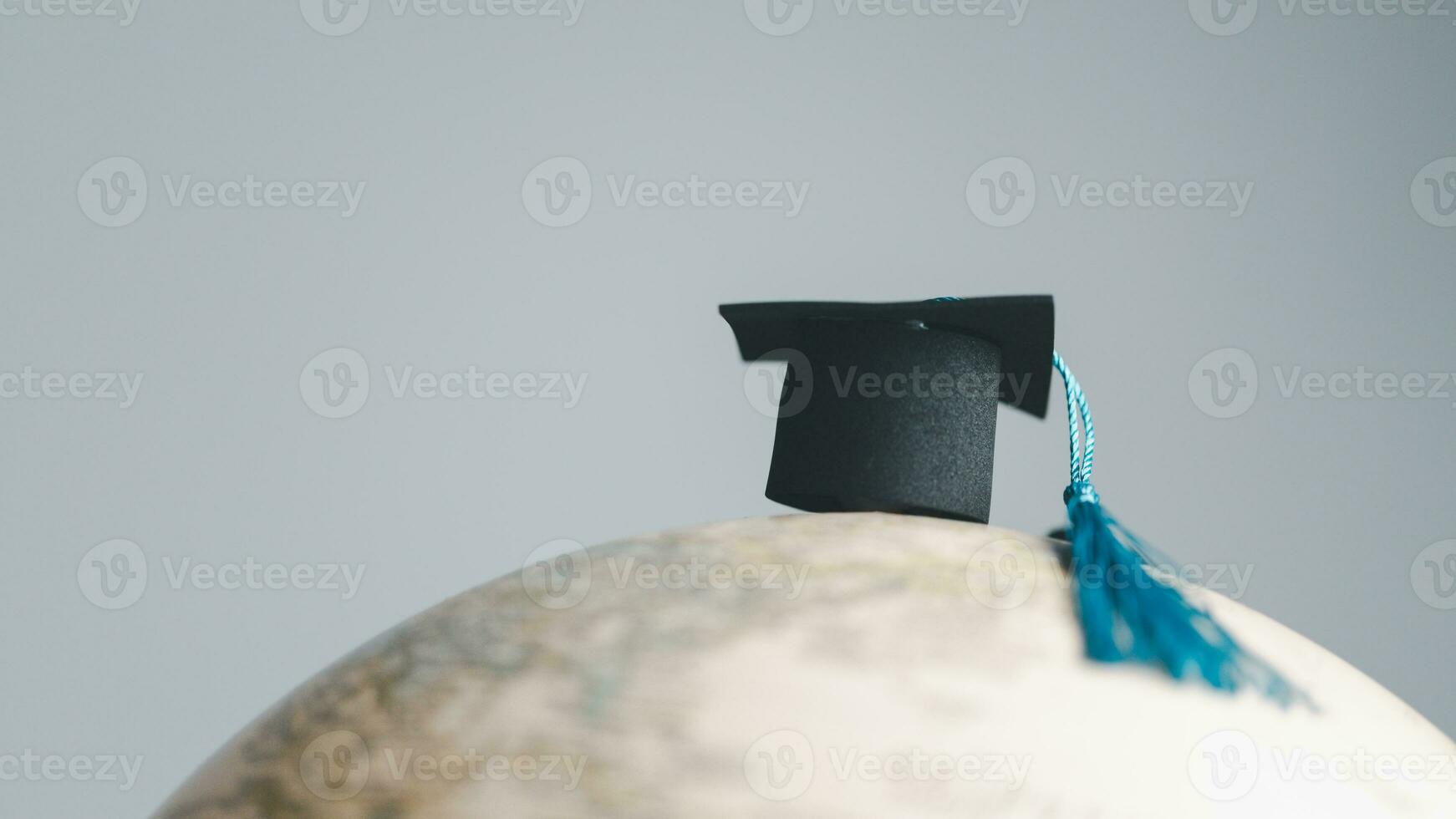 Abschluss Deckel mit Erde Globus. Konzept von global Geschäft lernen, im Ausland lehrreich, zurück zu Schule. Bildung im global Welt, Studie im Ausland Geschäft im Universitäten im weltweit. Sprache Studie foto