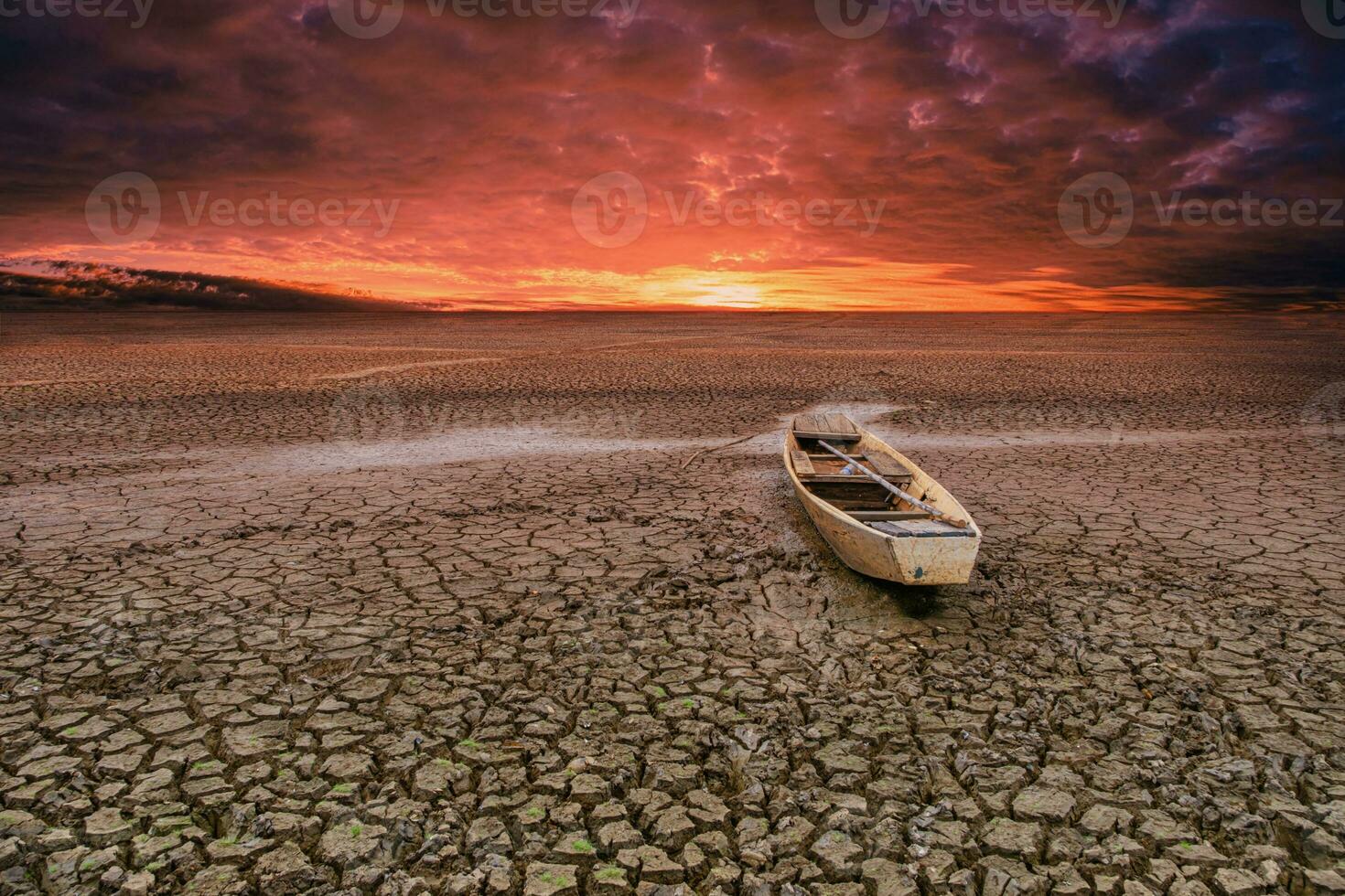hölzern Ruderboot auf geknackt Boden im Klima Dürre foto