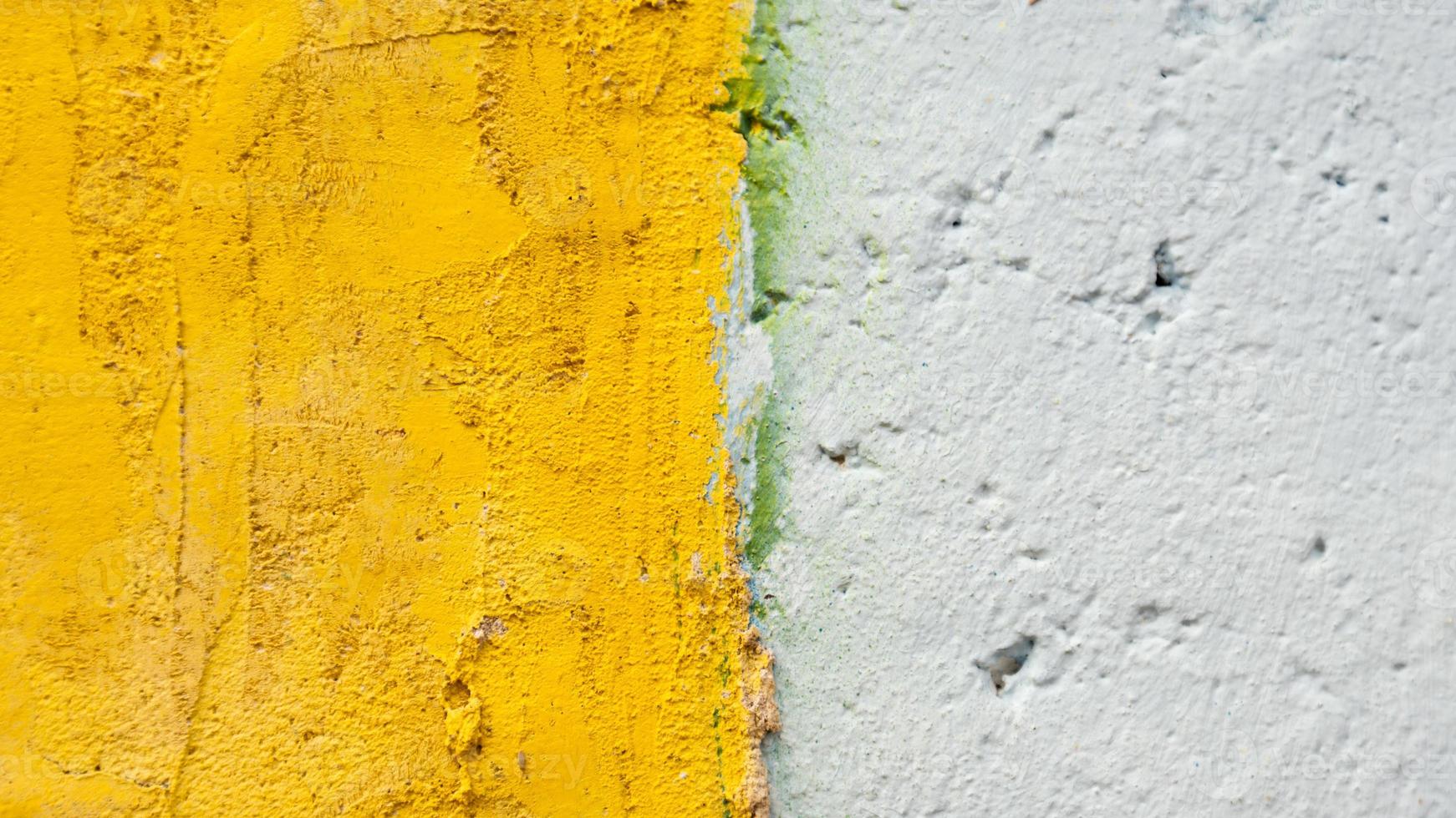 alte gelbe und weiße Betonmauer foto