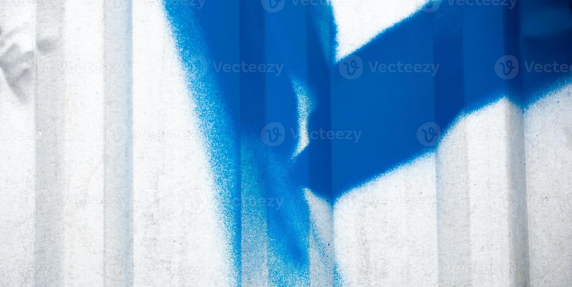 Textur des Metallzauns mit blauen Graffiti foto