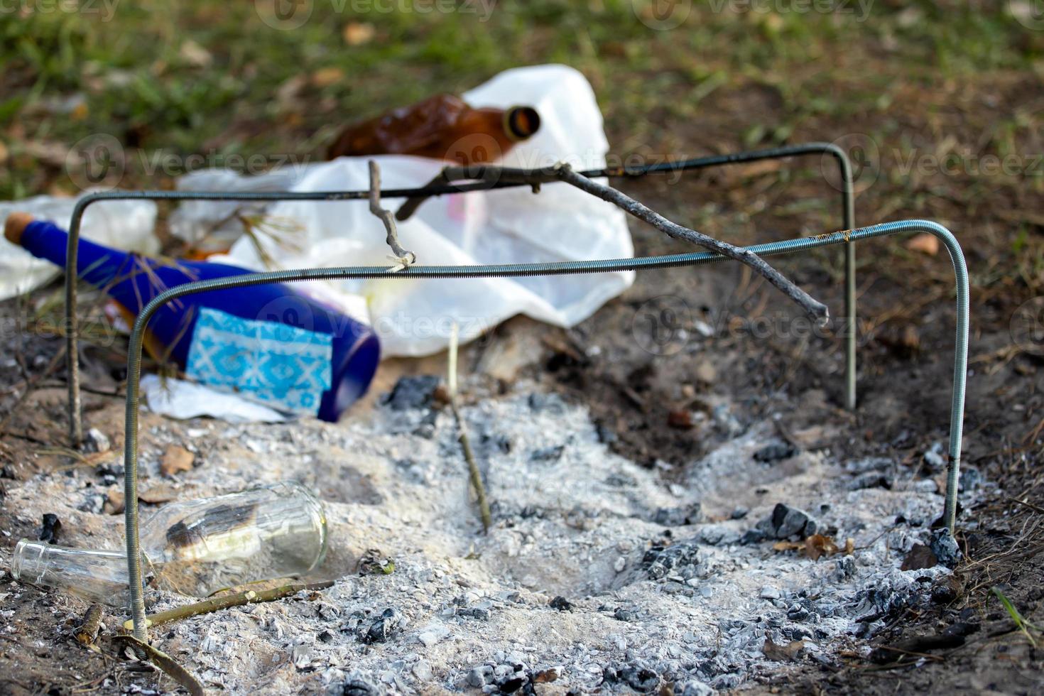 Ein Müllhaufen im Waldpark in der Nähe des Lagerfeuers foto