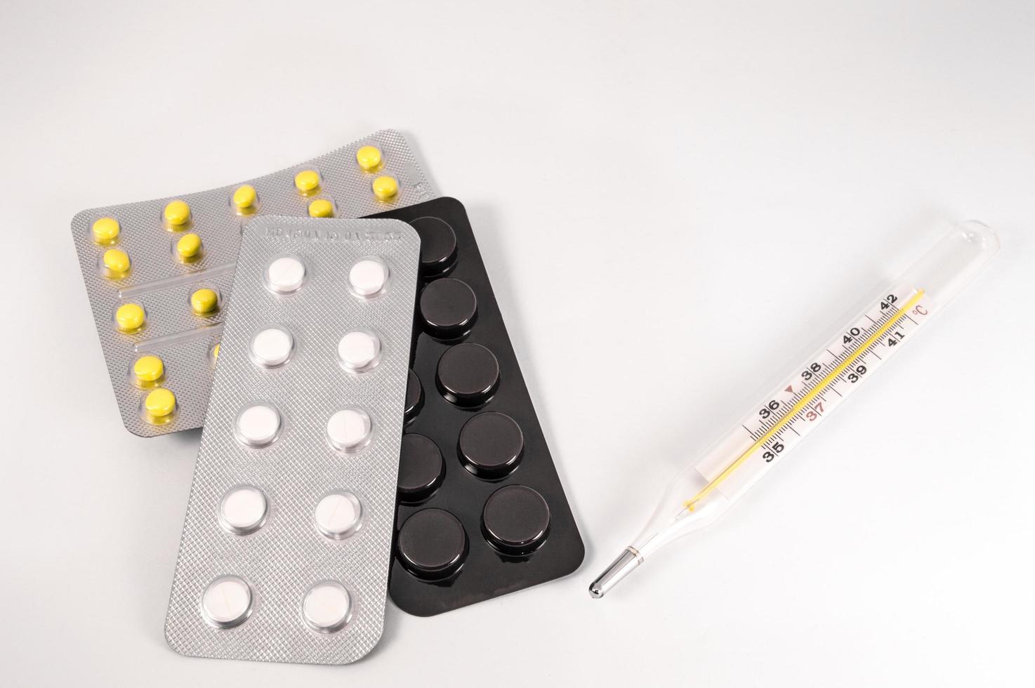 weiße medizinische Pillen und Tabletten mit Flasche foto