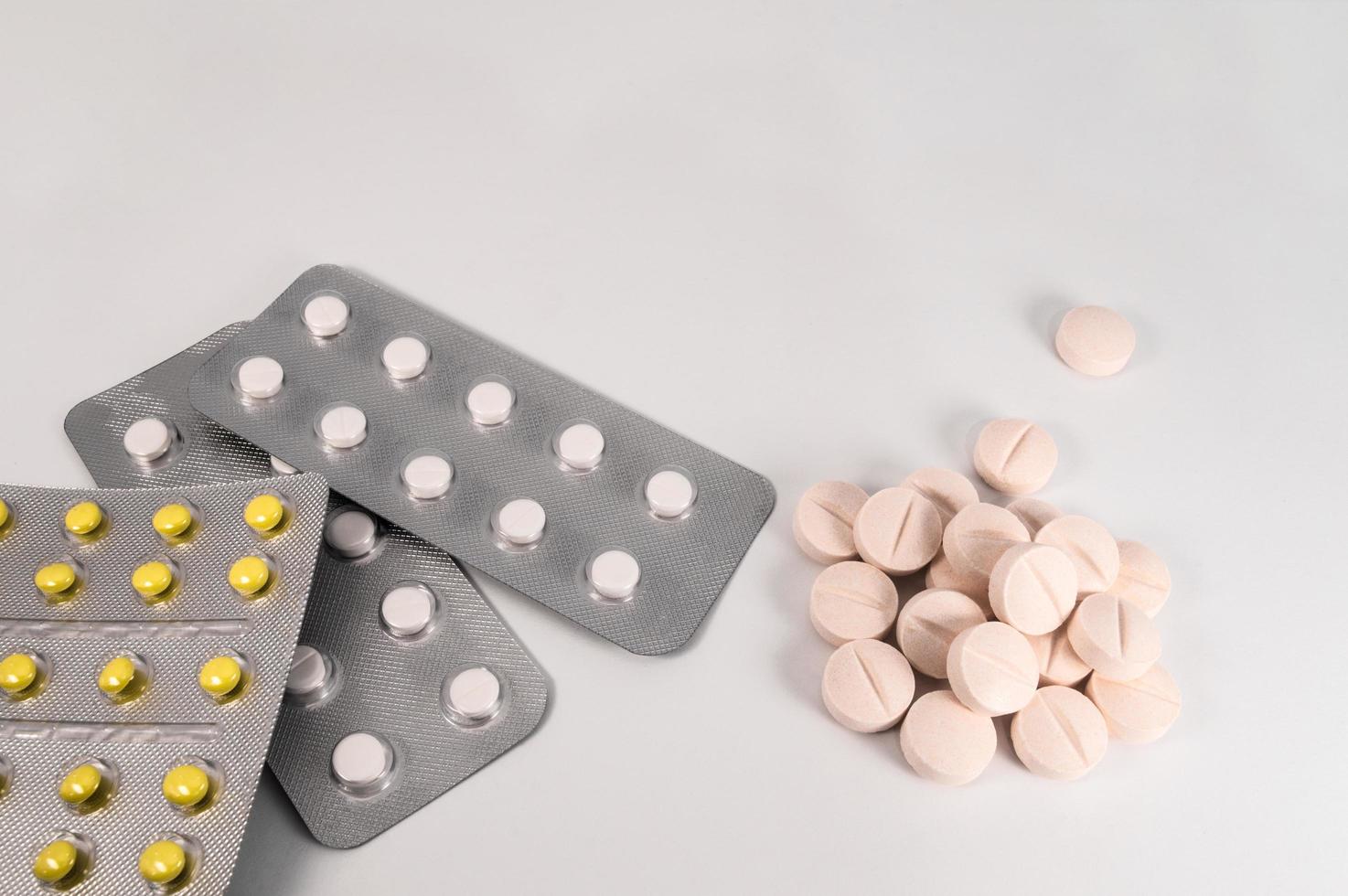 weiße medizinische Pillen und Tabletten mit Flasche foto