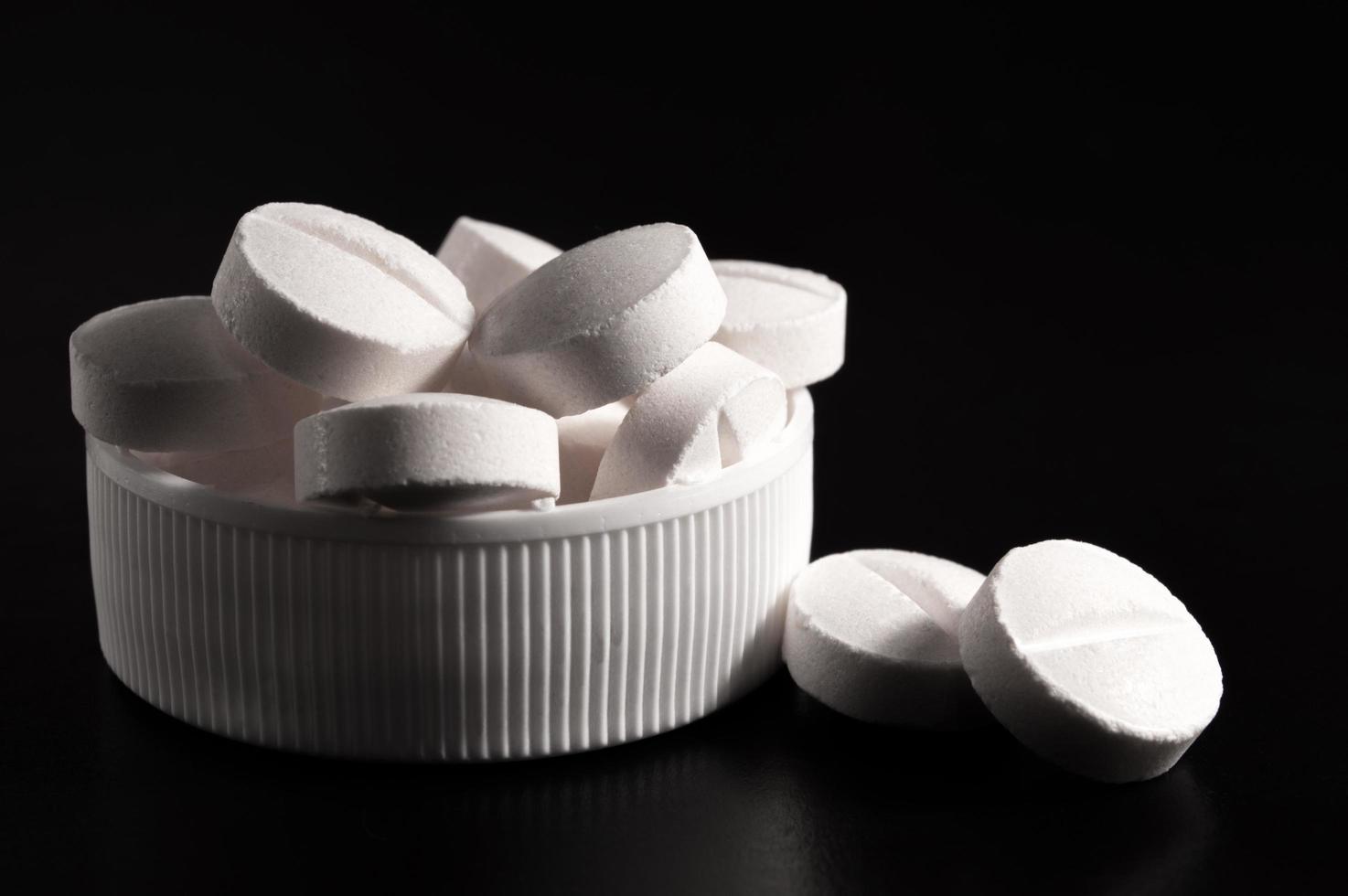 weiße medizinische Pillen und Tabletten mit Flasche foto