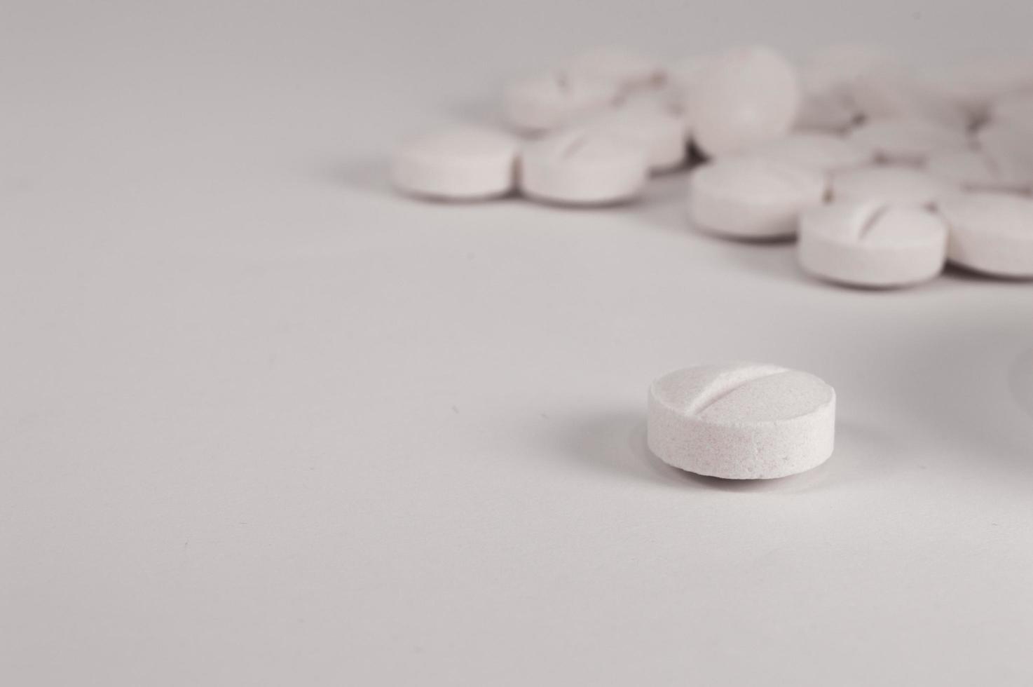 weiße medizinische Pillen und Tabletten mit Flasche foto