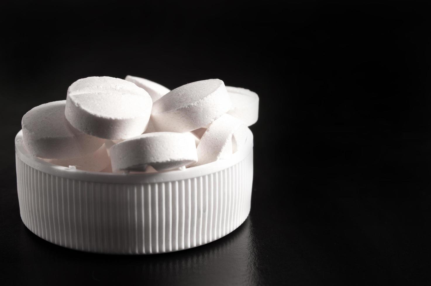 weiße medizinische Pillen und Tabletten mit Flasche foto