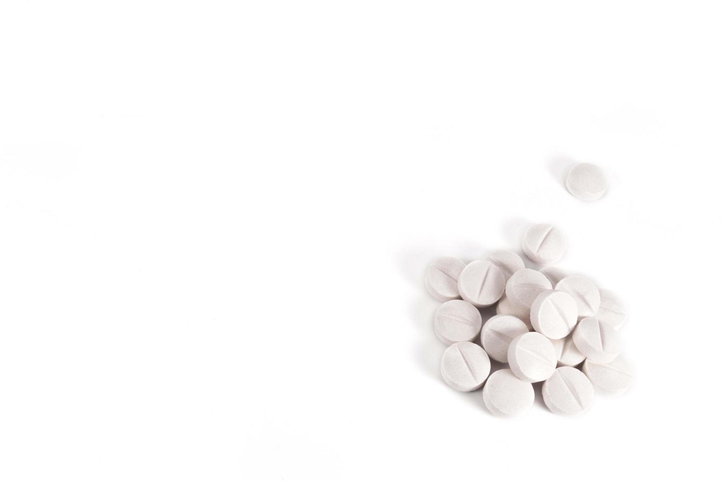 weiße medizinische Pillen und Tabletten mit Flasche foto