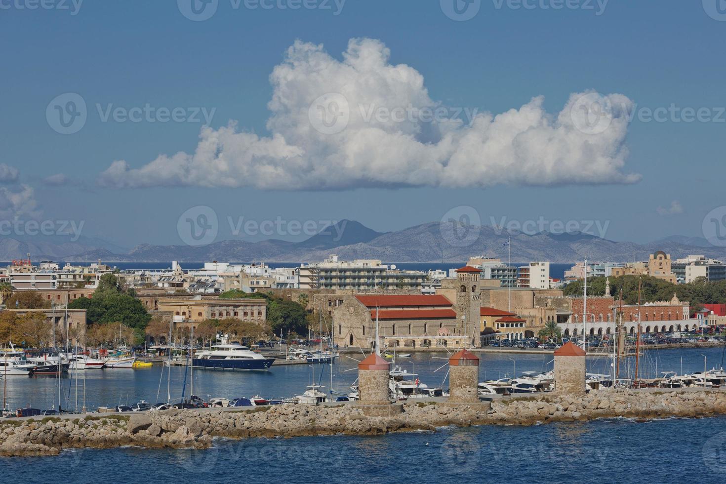 Meerestor und die Befestigungen der Altstadt von Rhodos, Griechenland foto