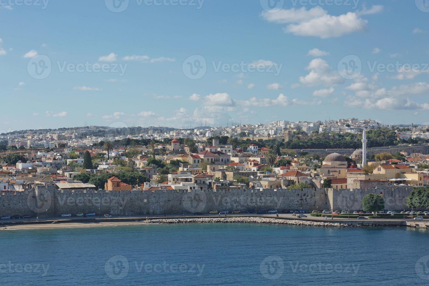 Meerestor und die Befestigungen der Altstadt von Rhodos, Griechenland foto