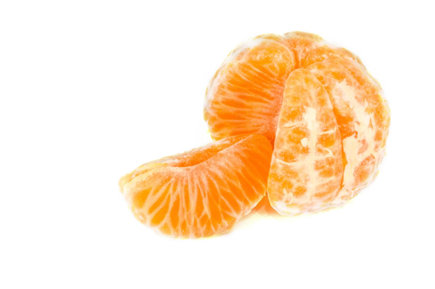 Orangenmandarinen-Mandarinenschale oder Mandarinenscheibe lokalisiert auf weißem Hintergrund foto