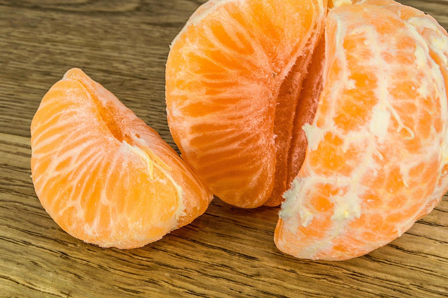 Orangenmandarinen-Mandarinenschale oder Mandarinenscheibe lokalisiert auf weißem Hintergrund foto