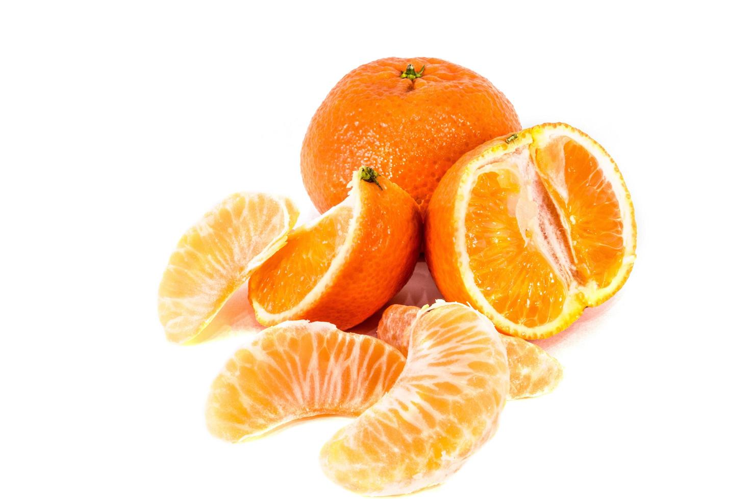 Orangenmandarinen-Mandarinenschale oder Mandarinenscheibe lokalisiert auf weißem Hintergrund foto