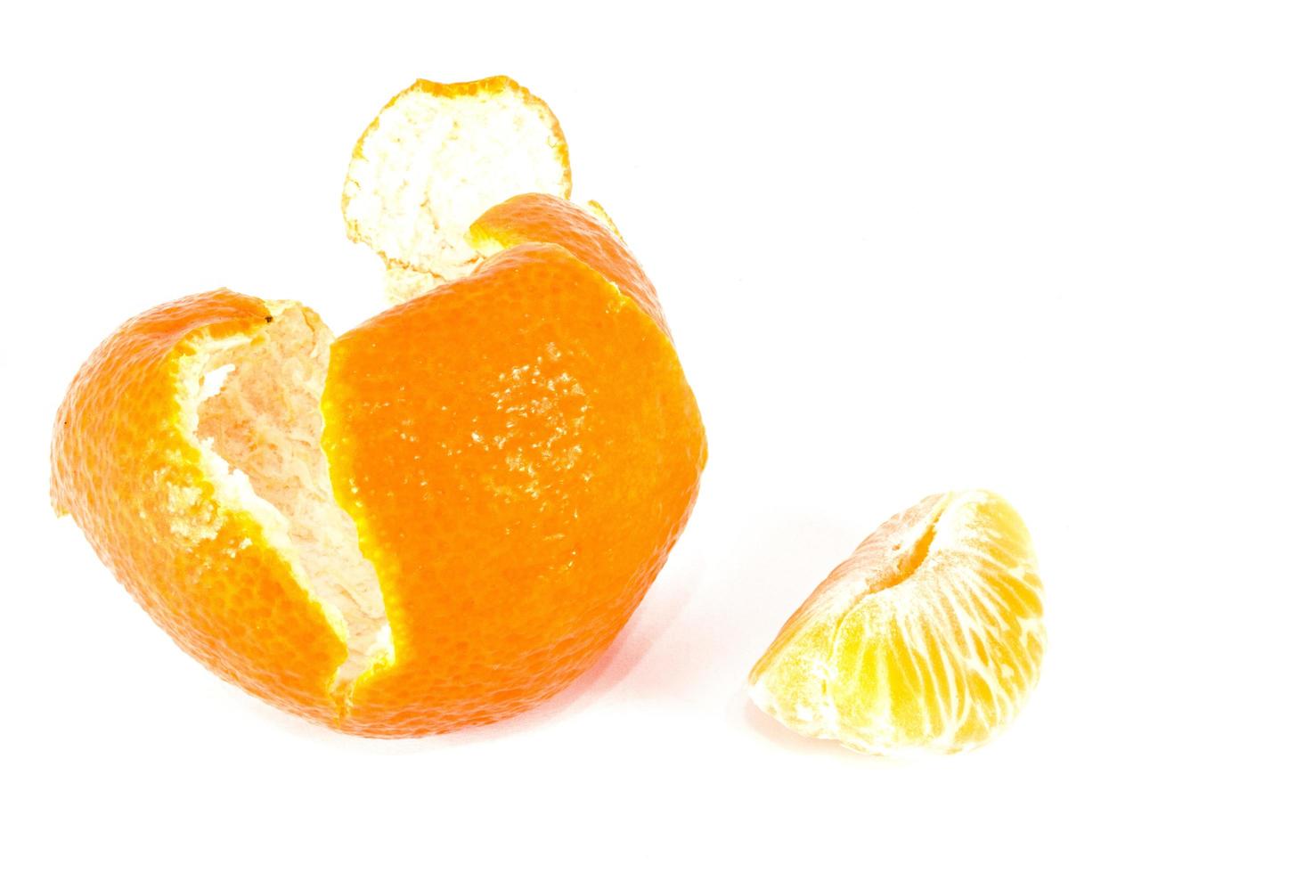 Orangenmandarinen-Mandarinenschale oder Mandarinenscheibe lokalisiert auf weißem Hintergrund foto