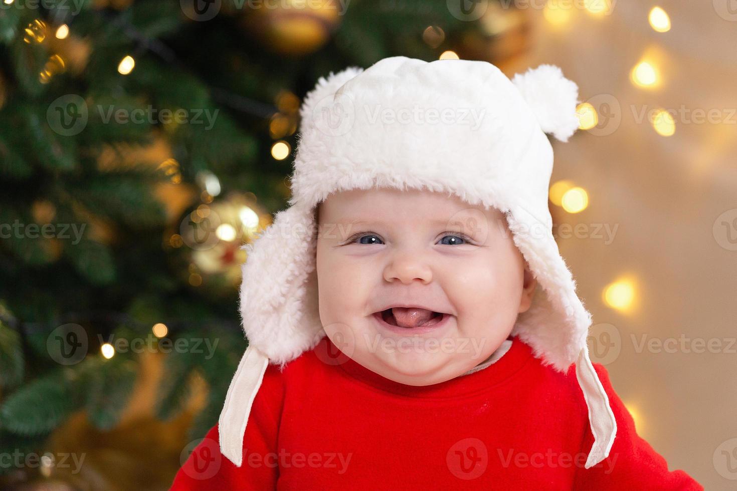 Weihnachtskind lacht und zeigt Zunge foto