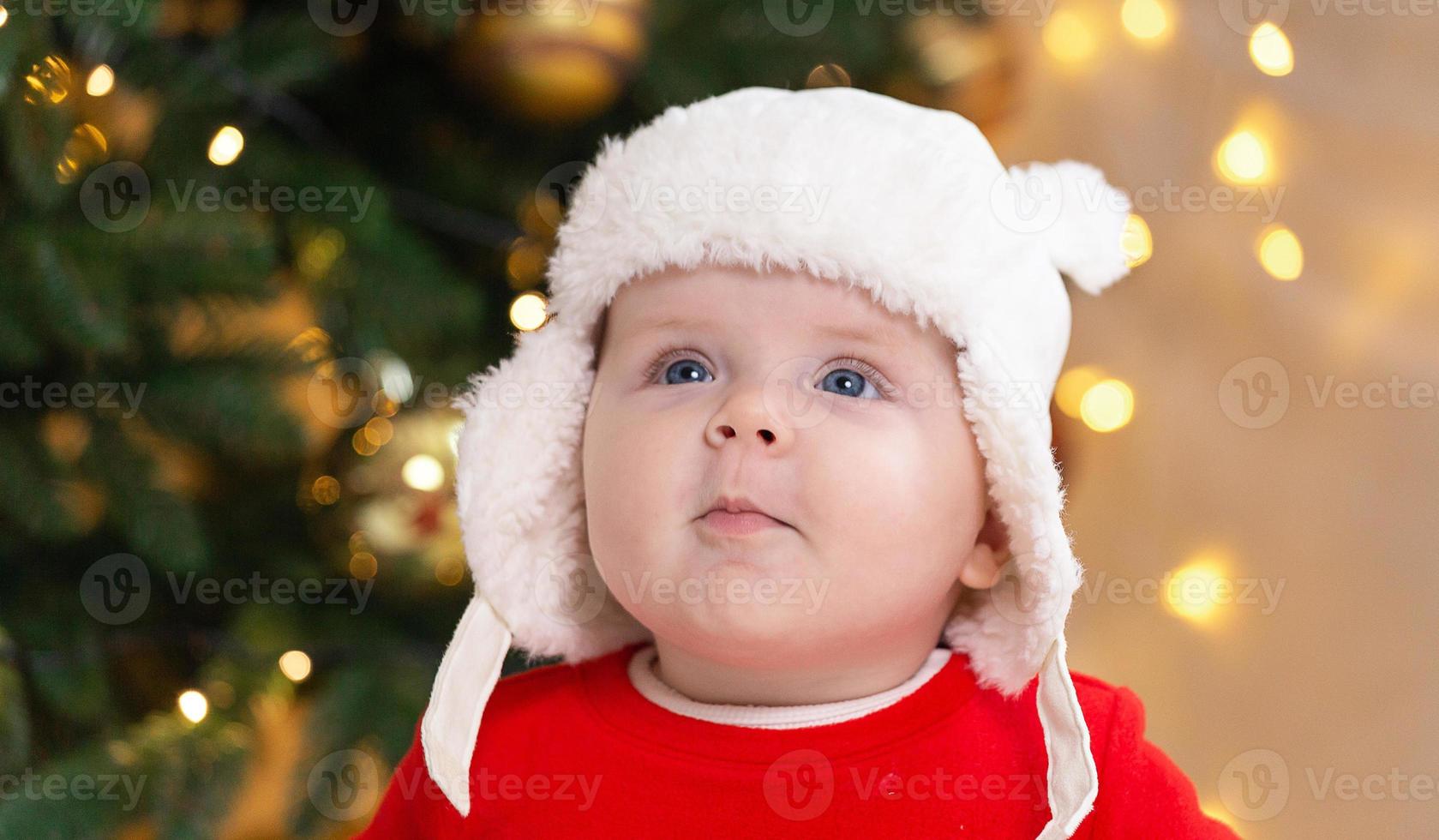 Weihnachtskind ist nachdenklich träumerisch überraschte Gefühle foto