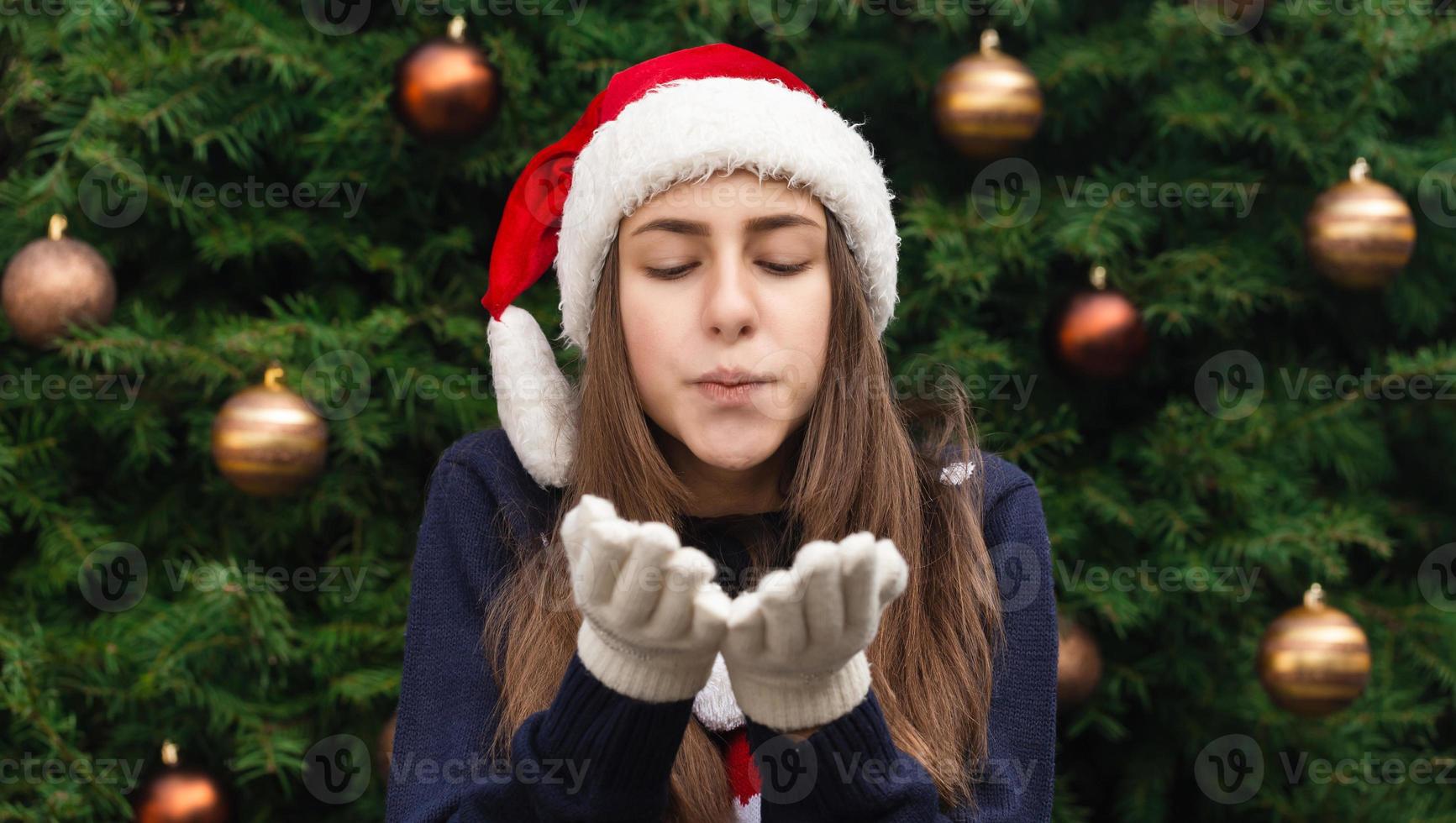 schöne weihnachtsfrau, die einen kuss auf dich bläst foto