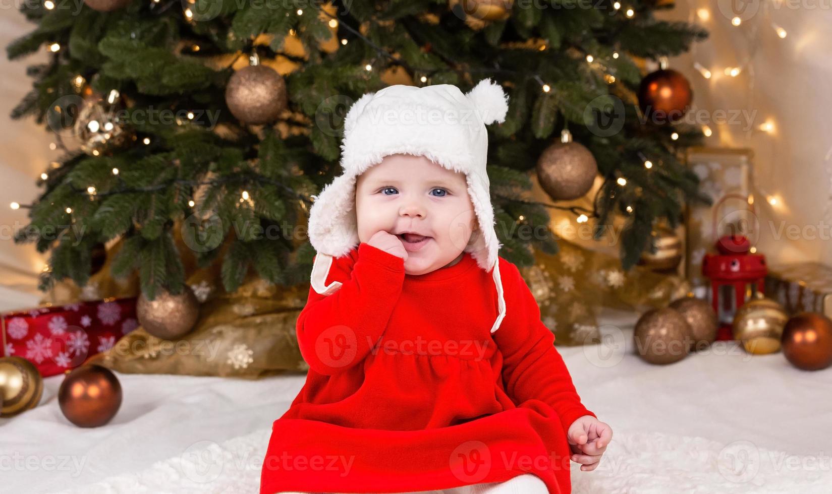 Weihnachtsbaby, das in die Kamera schaut foto