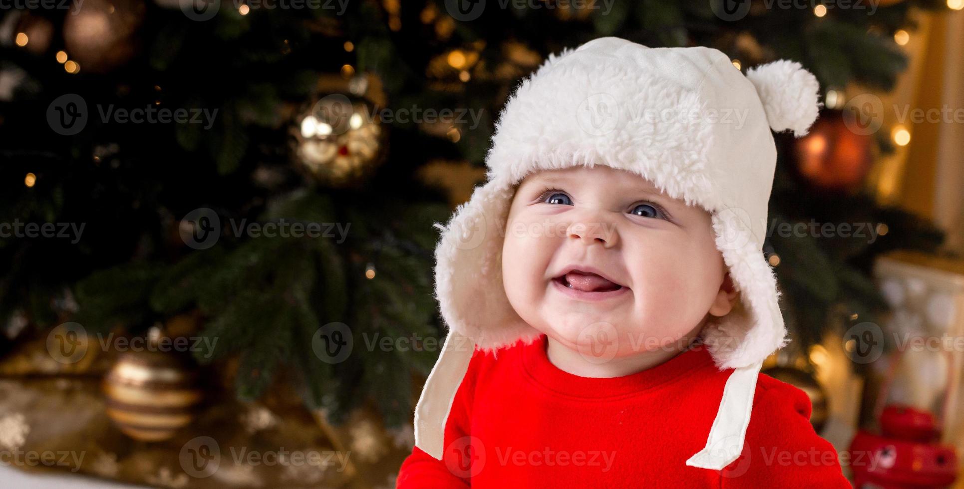 Weihnachtskind lacht und zeigt Zunge foto