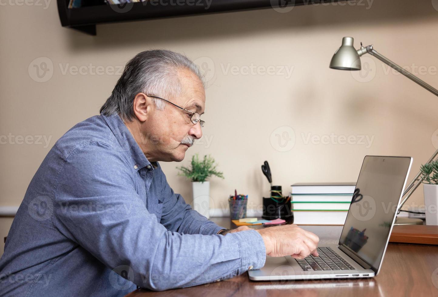 älterer Mann lernen, Computer zu benutzen foto