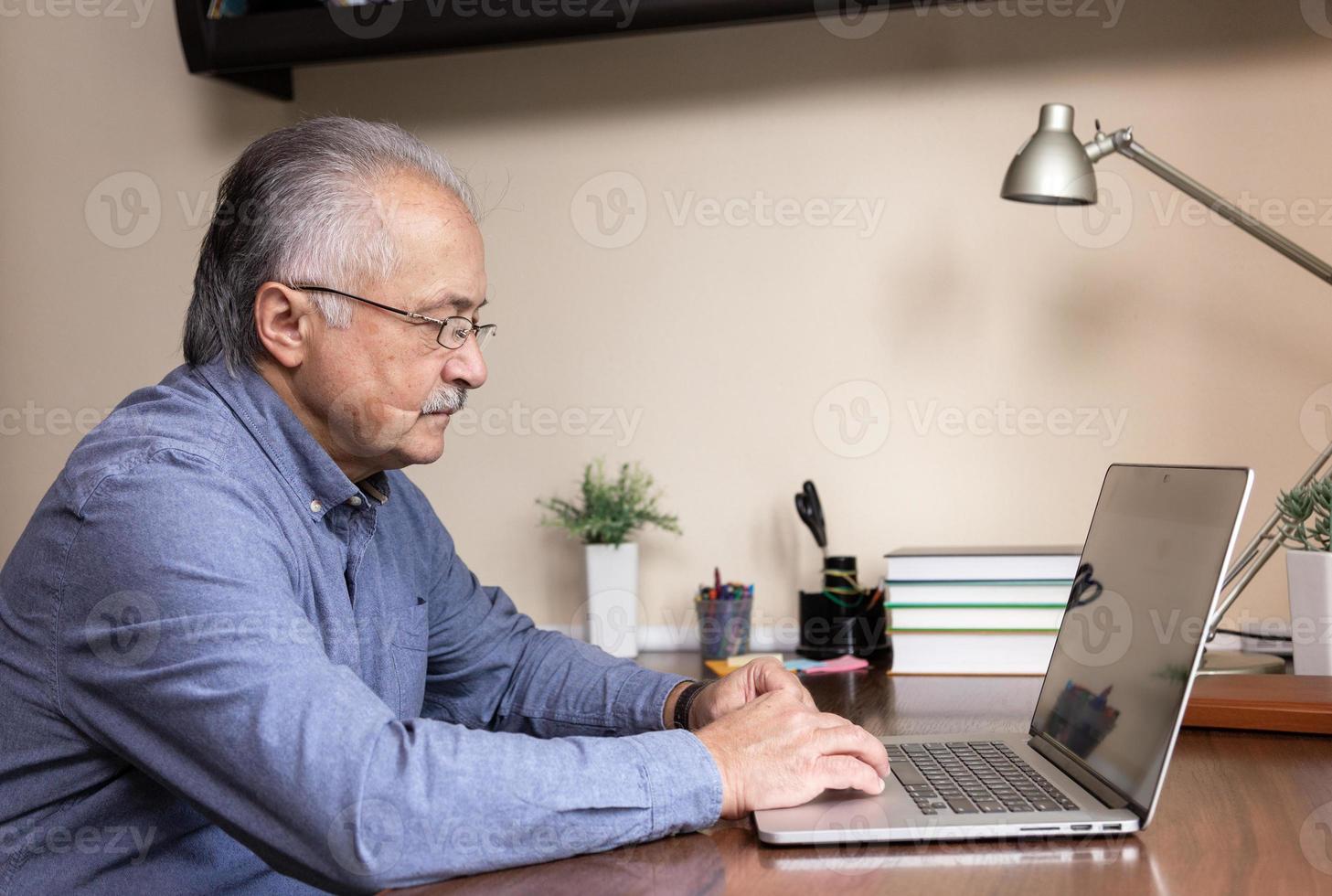 älterer Mann lernt den Umgang mit dem Computer foto