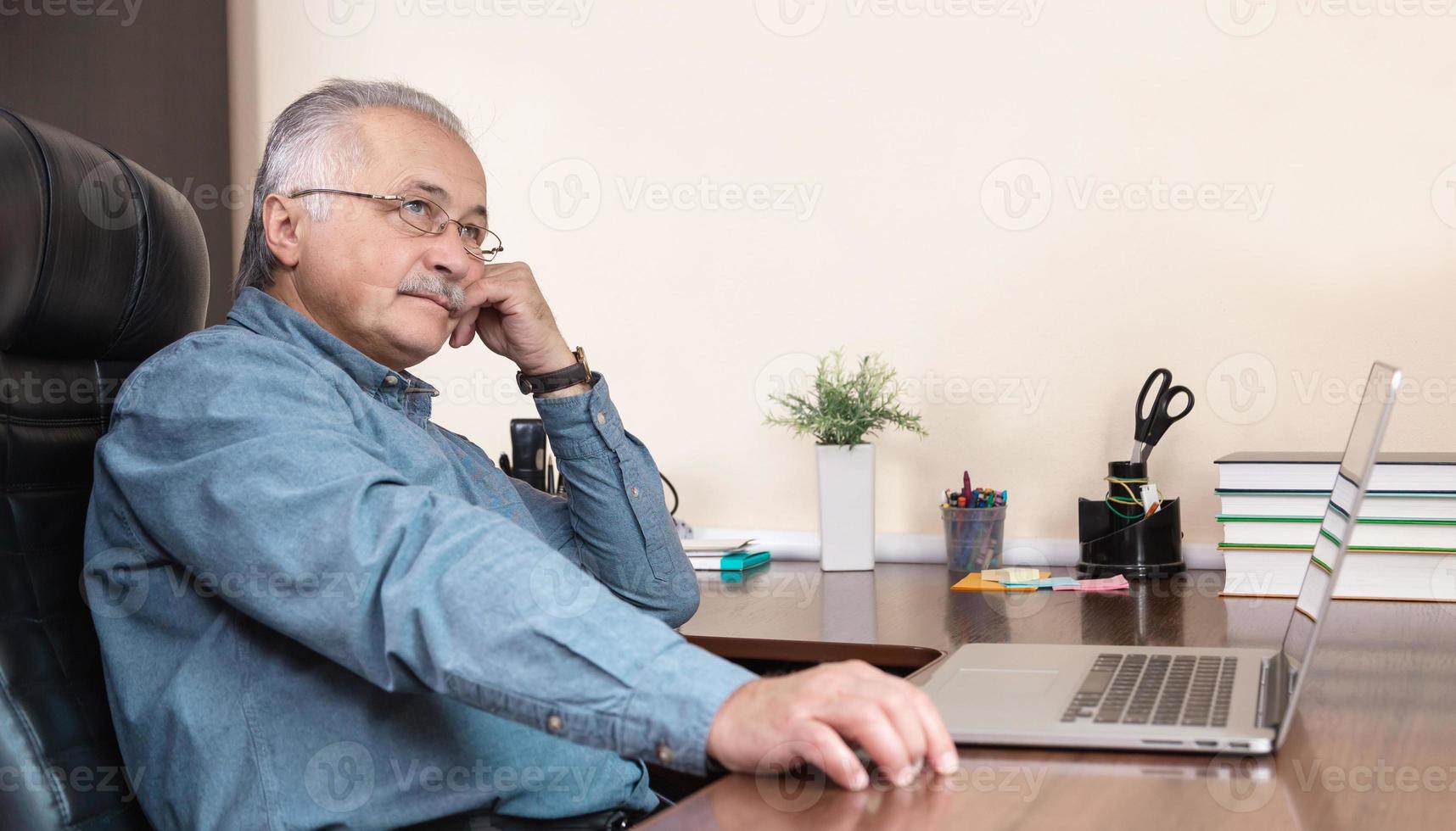 älterer Mann lernt den Umgang mit dem Computer foto