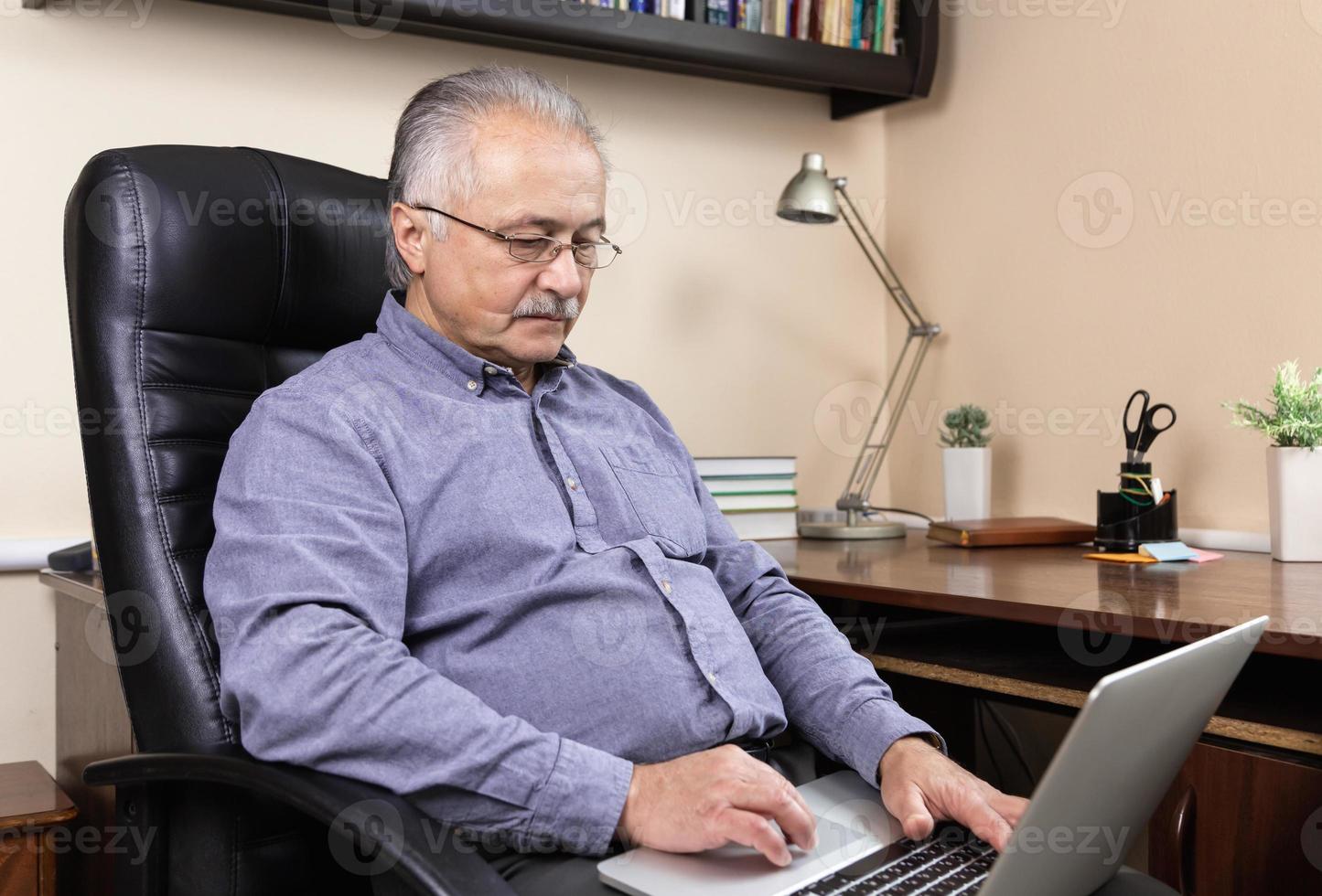 älterer Mann lernt den Umgang mit dem Computer foto