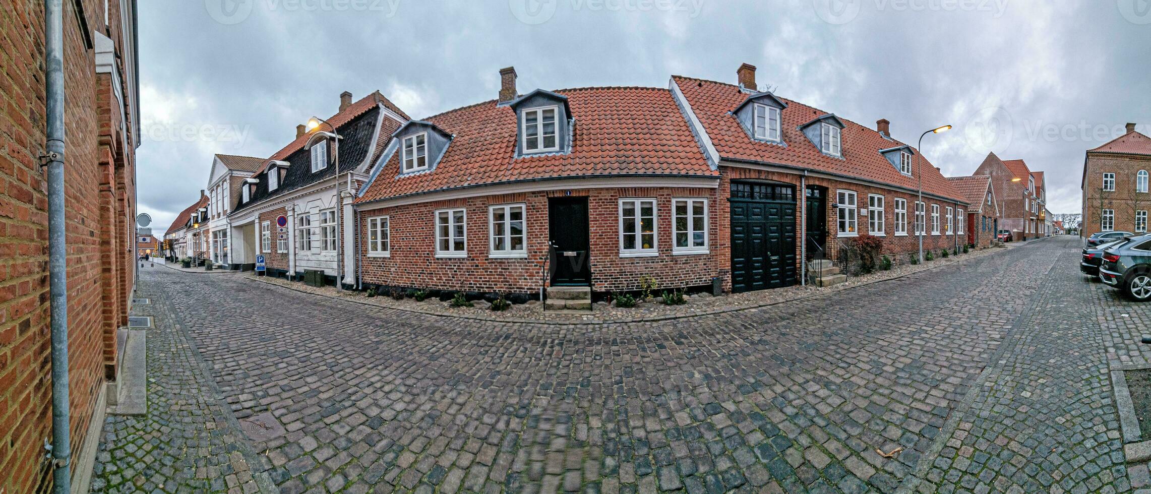 Panorama- Bild Über ein typisch Straße Szene von ein dänisch Dorf foto