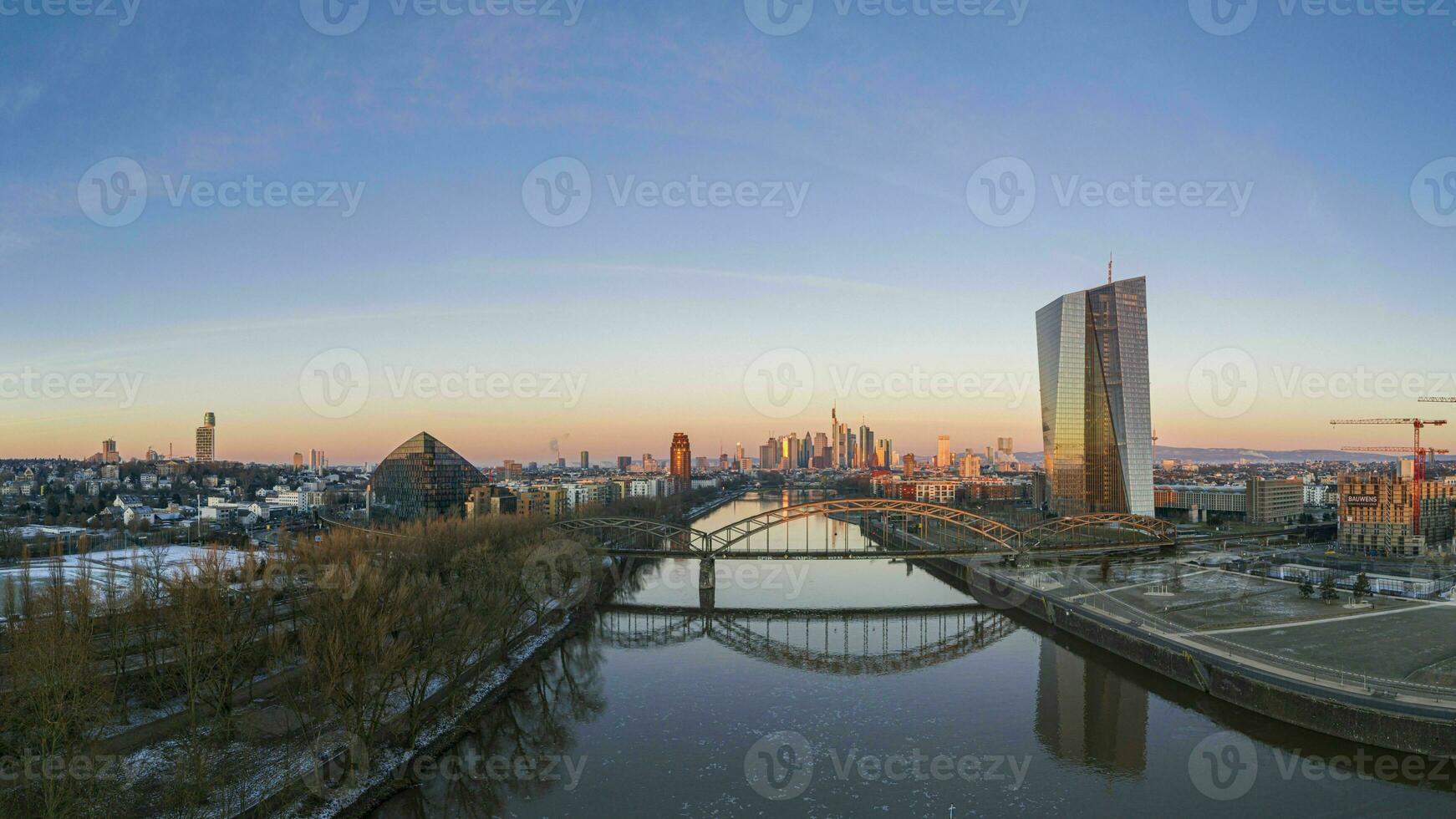 luftpanoramabild der frankfurter skyline mit main mit buntem himmel bei sonnenaufgang foto