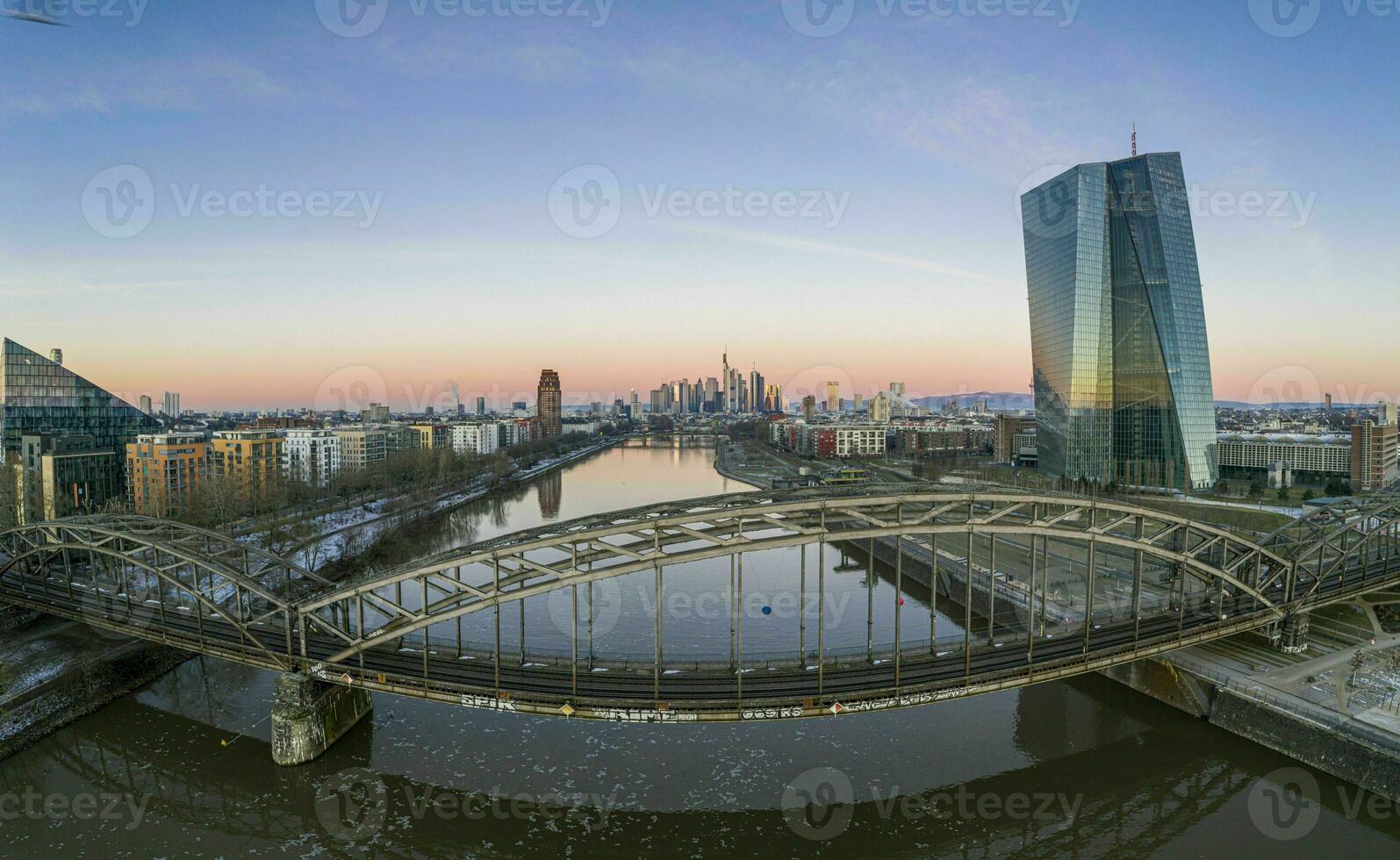 Antenne Panorama- Bild von deutschherrnbrücke mit Frankfurt Horizont während Sonnenaufgang foto