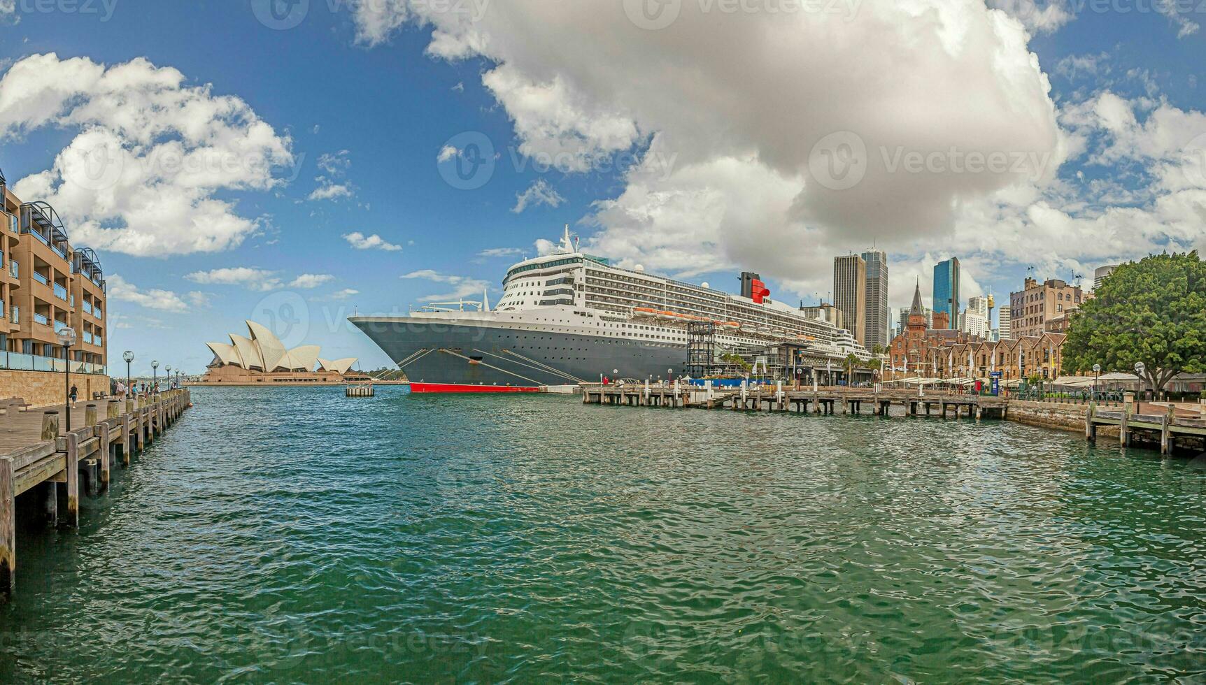 Panorama- Aussicht von Sydney Hafen mit Horizont, Oper Haus und Kreuzfahrt Terminal während tagsüber foto