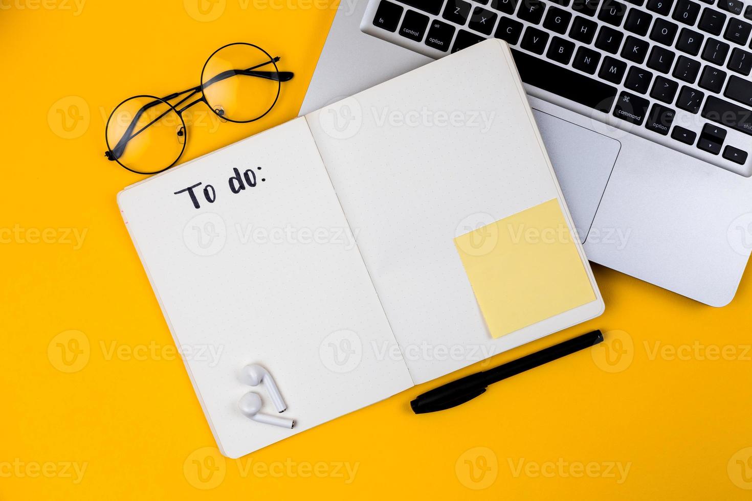 Home-Office-Schreibtisch Arbeitsbereich mit Laptop auf gelbem Hintergrund foto