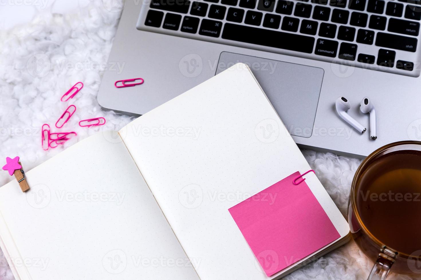 Home-Office-Schreibtisch Arbeitsbereich mit Laptop und Teetasse auf weißem Hintergrund foto