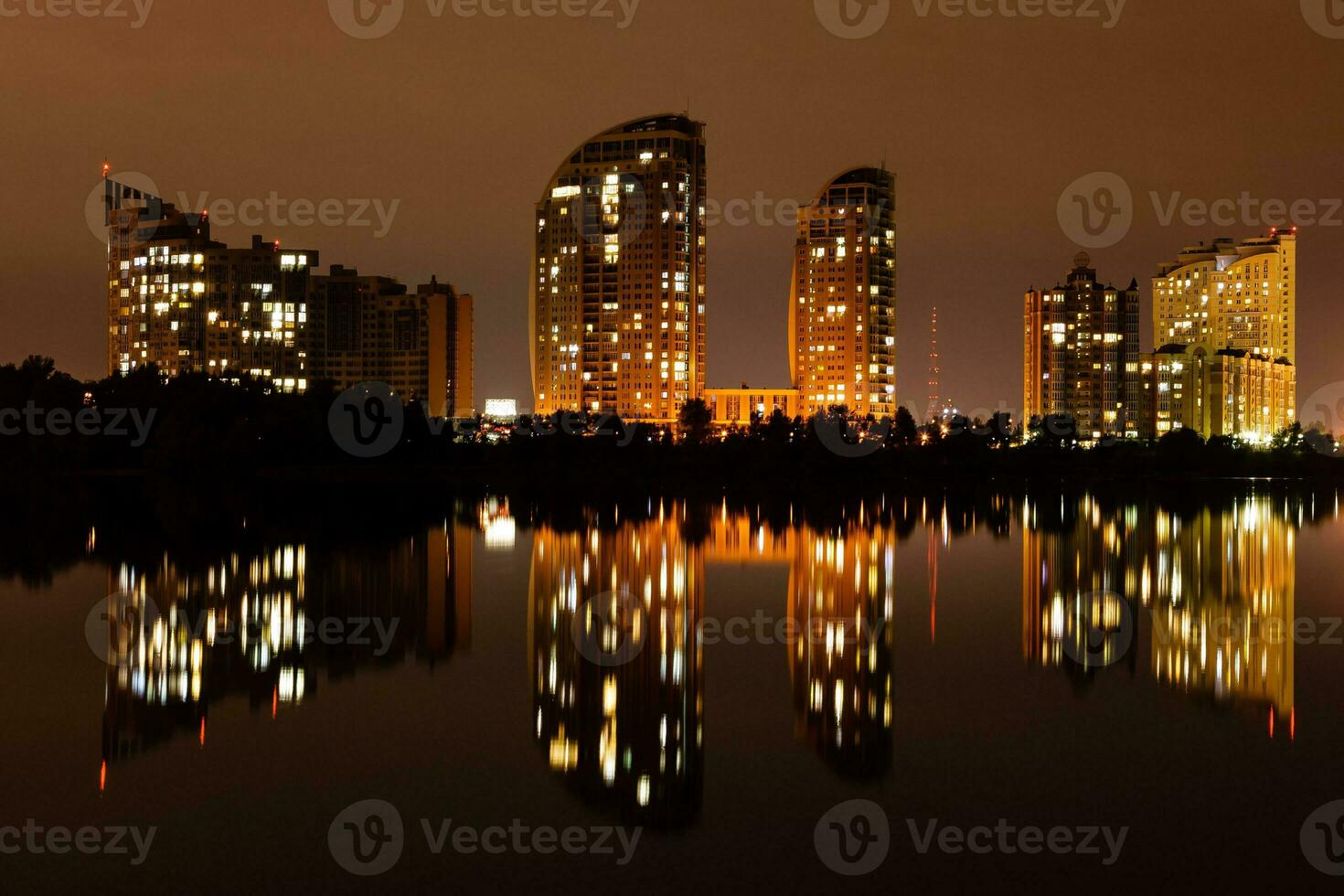 Nachtstadt mit Reflexion von Häusern im Fluss foto