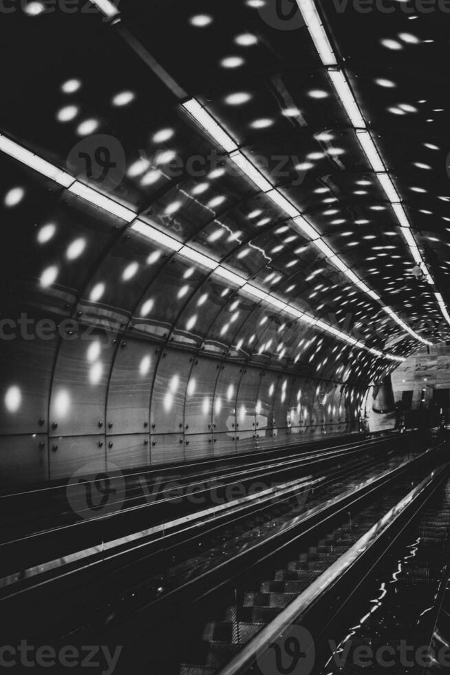 Original Platz Innerhalb das Warschau Metro Erstellen ein interessant Hintergrund foto