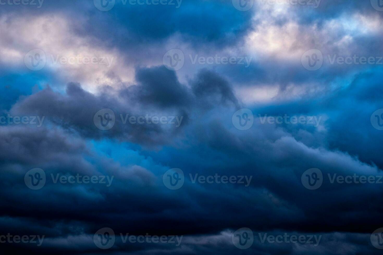 bedrohlich dunkel Marine Wolken Bildung ein malerisch Original Hintergrund foto