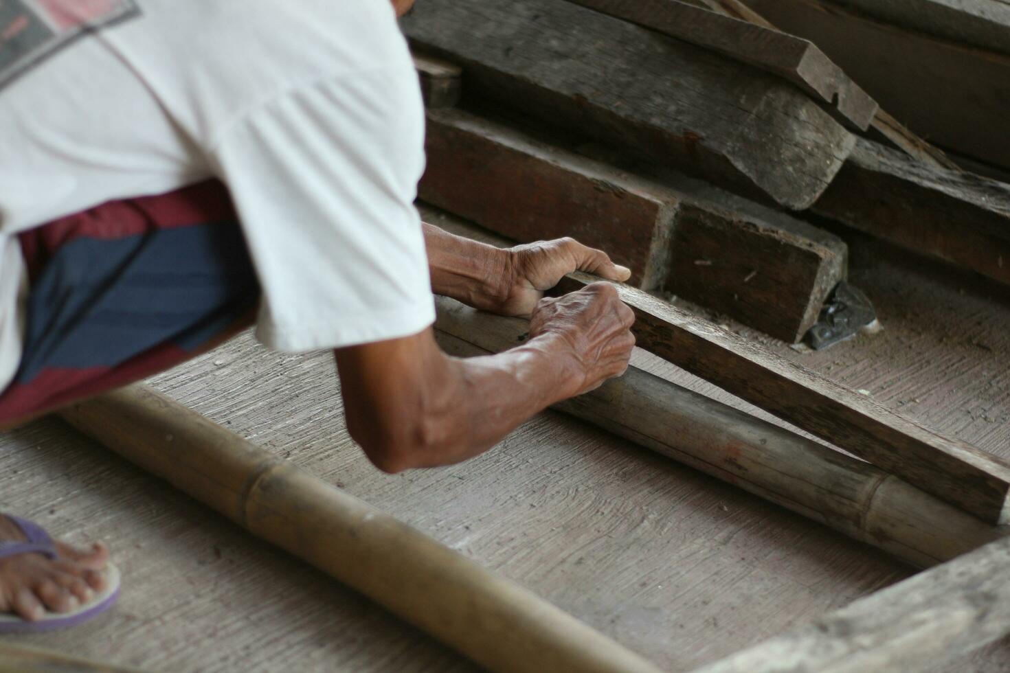 verbinden und nageln Holz mit einfach und Handbuch Werkzeug. foto