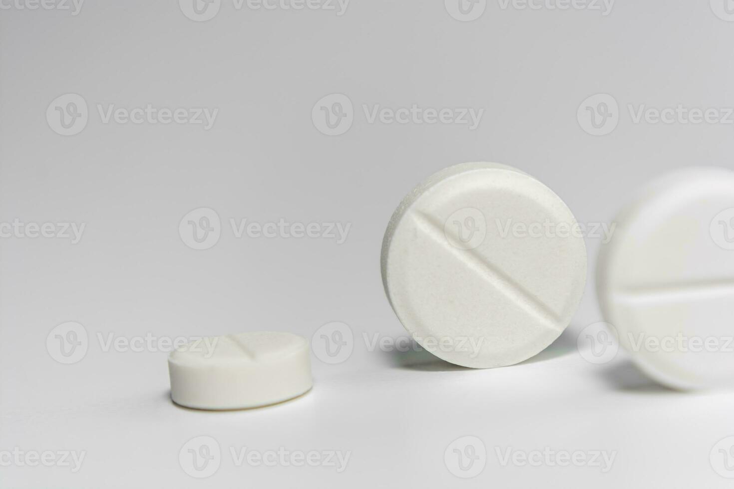 Weiß Tabletten Nahansicht auf ein Licht Hintergrund. foto