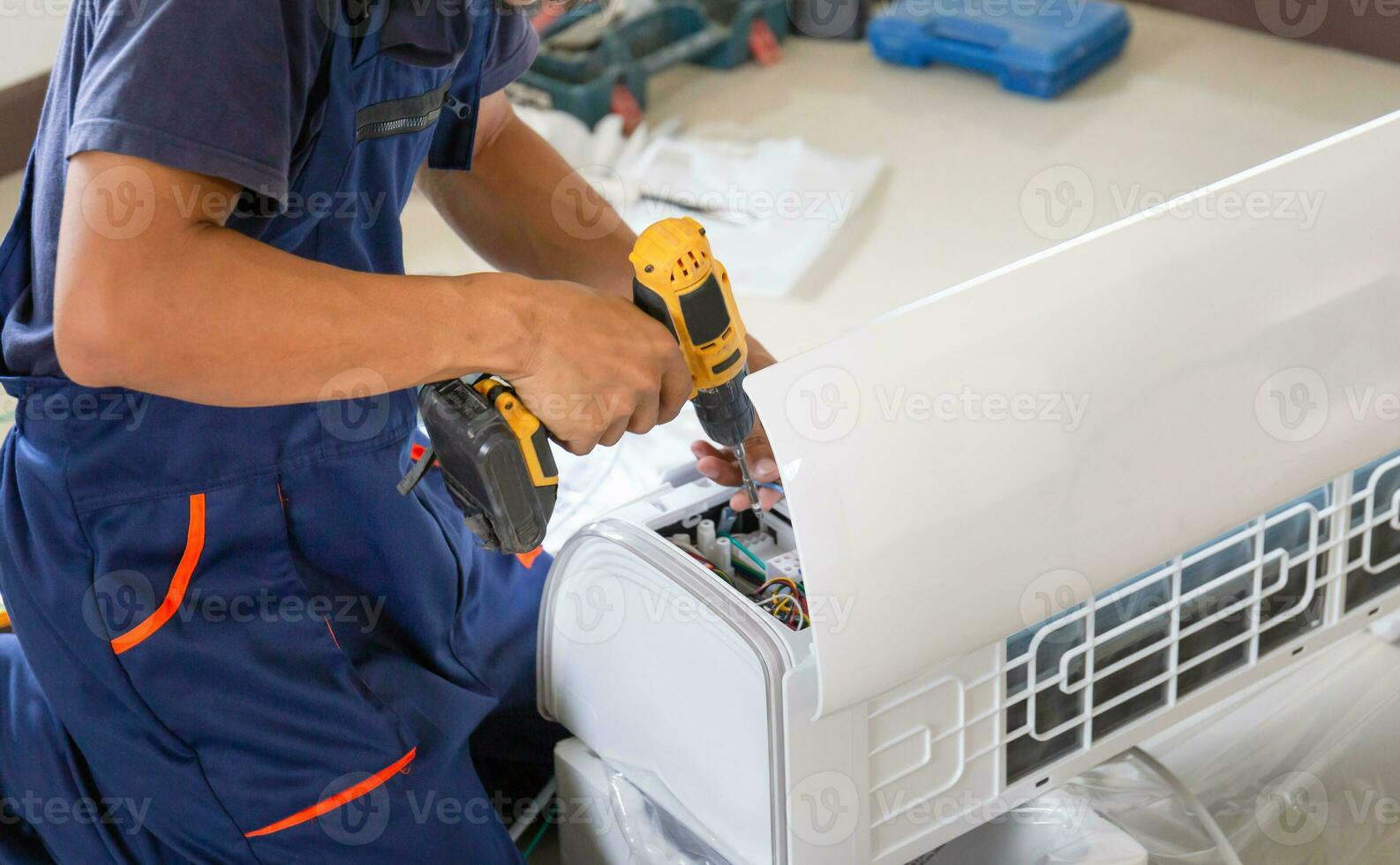 Techniker Mann Installation ein Luft Konditionierung im ein Klient Haus, jung Handwerker Festsetzung Luft Conditioner Einheit, Instandhaltung und reparieren Konzepte foto