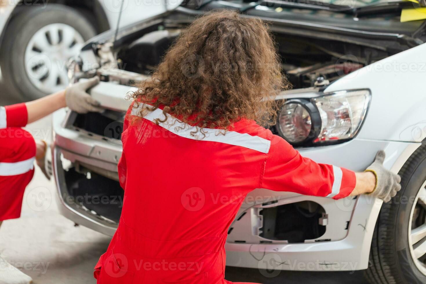 Mechanik Mannschaft im Uniform sind Arbeiten im Auto Service, Techniker Überprüfung modern Auto beim Garage, Auto Reparatur und Instandhaltung Konzepte foto