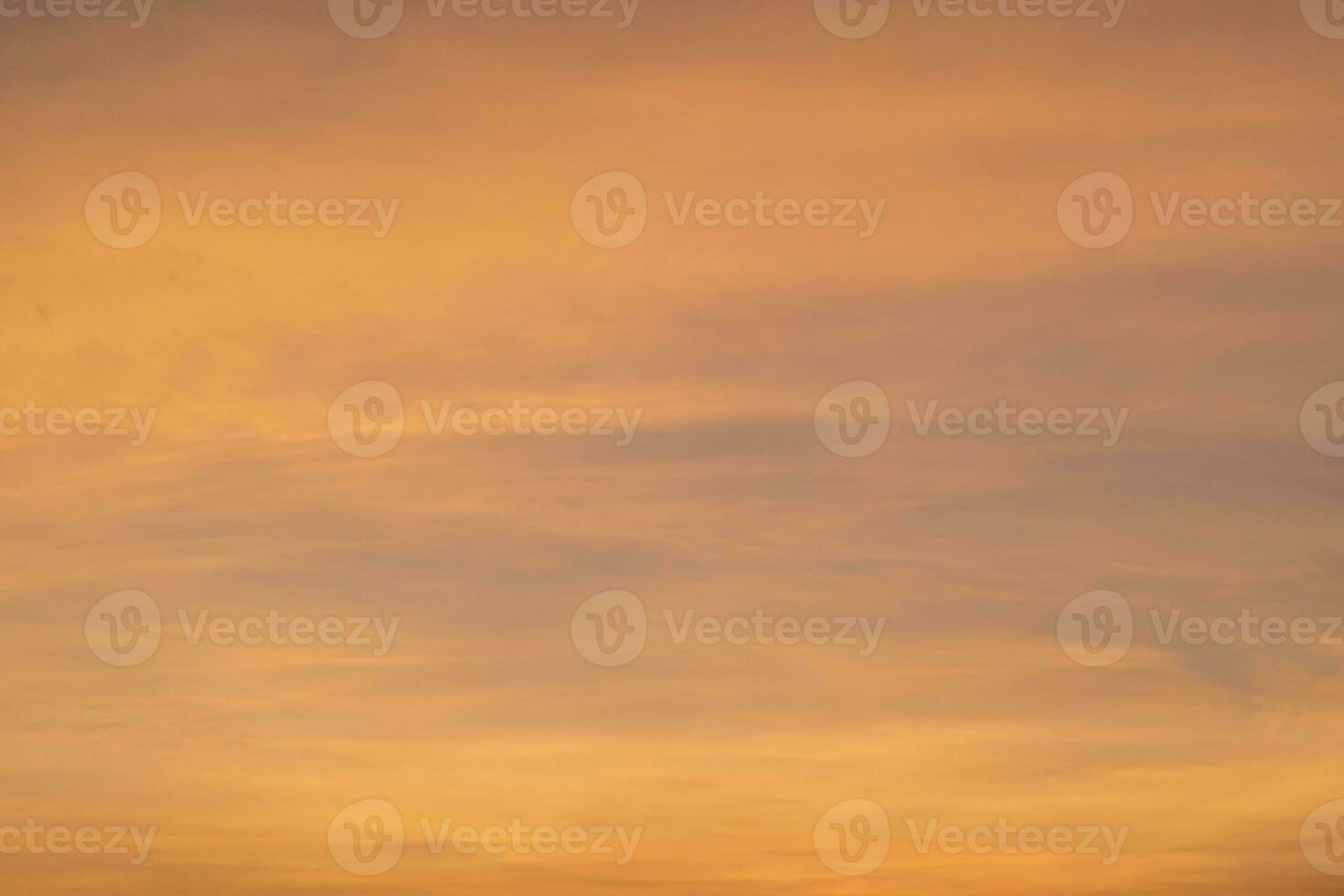 Dämmerung Himmel. natürlich Sonnenuntergang oder Sonnenaufgang Himmel im orange, Natur Hintergrund. foto