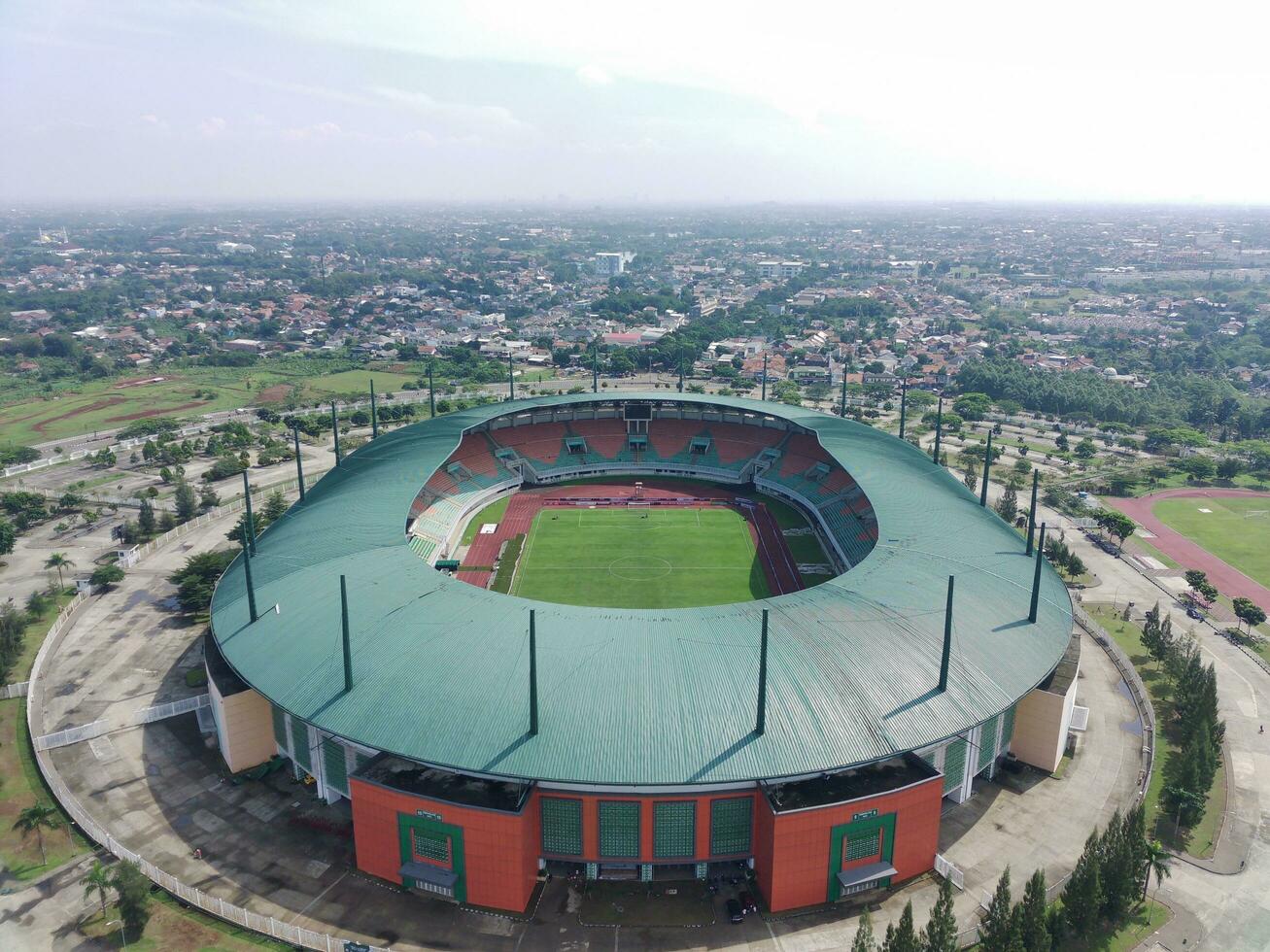 Mist, Indonesien - - 2022. Antenne Aussicht von Stadion auf ein sonnig Tag foto