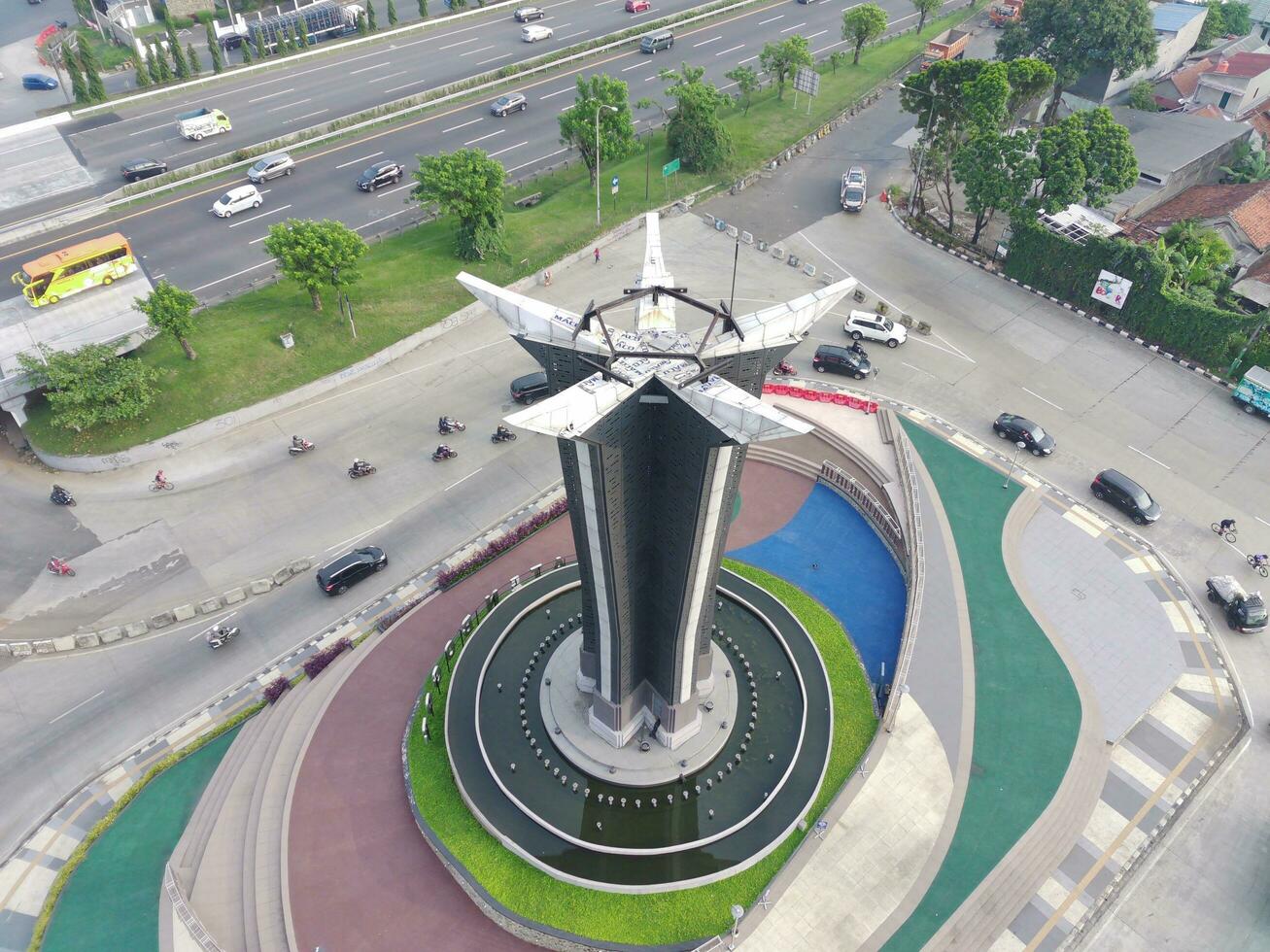 Mist, Indonesien - - 2022. Antenne Aussicht von Tugu pancakarsa im das Morgen beim das Kreuzung foto