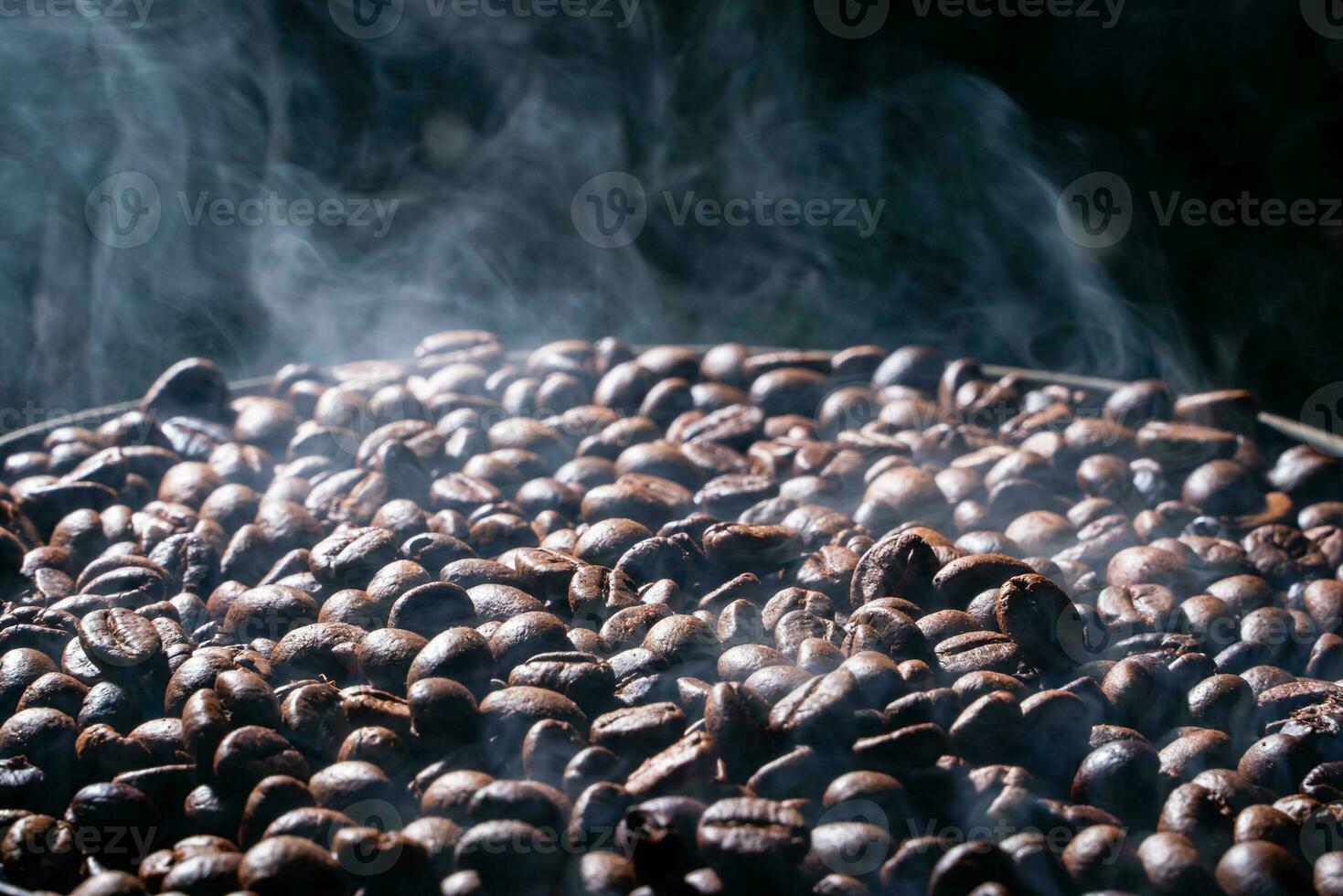 Kaffee Bohnen Braten mit Rauch, selektiv Fokus, und Sanft Fokus. foto