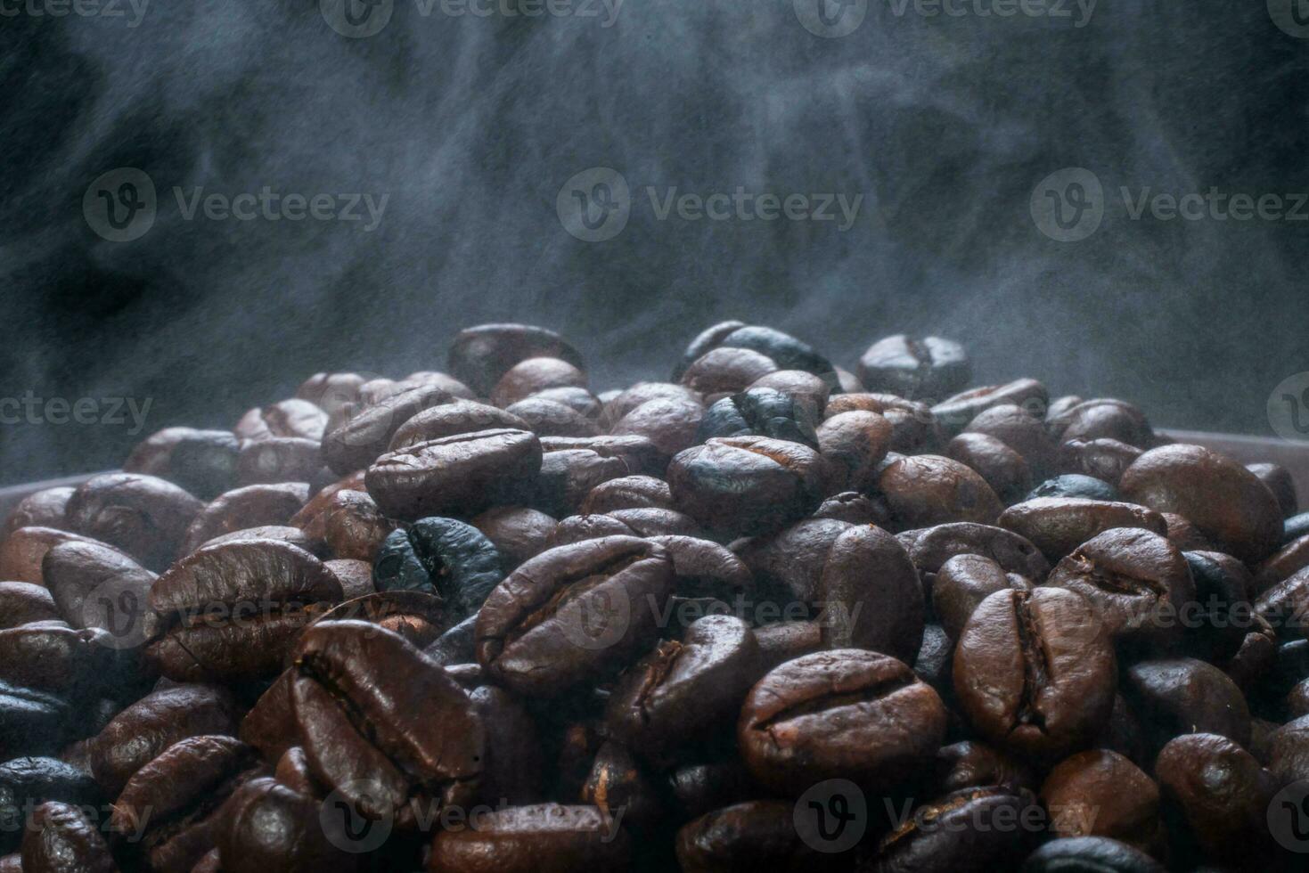 Kaffee Bohnen Braten mit Rauch, selektiv Fokus, und Sanft Fokus. foto